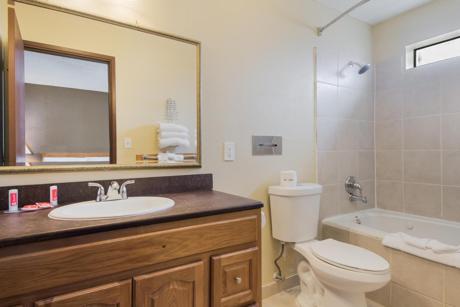Econo Lodge Inn & Suites photo 4