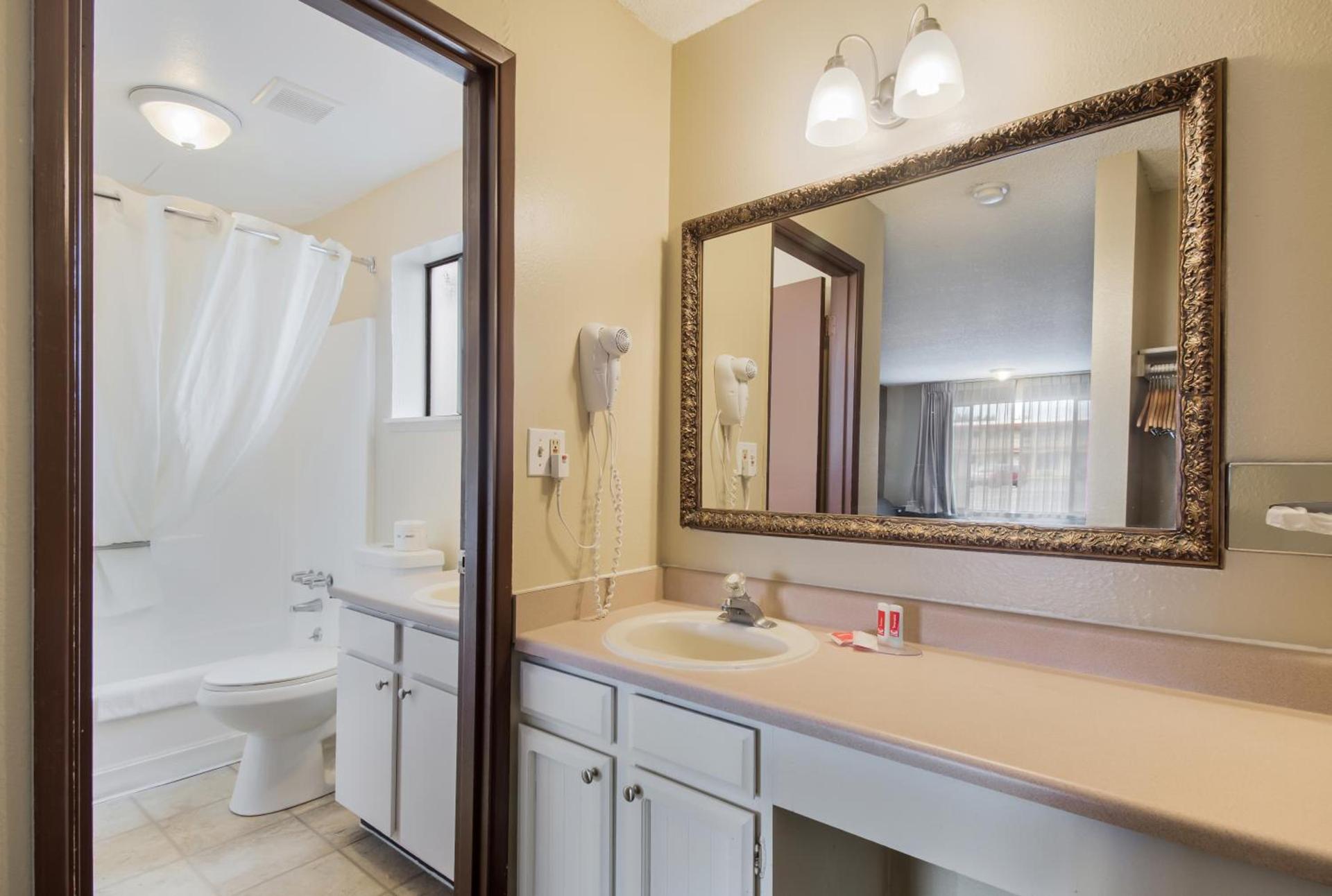 Econo Lodge Inn & Suites photo 3
