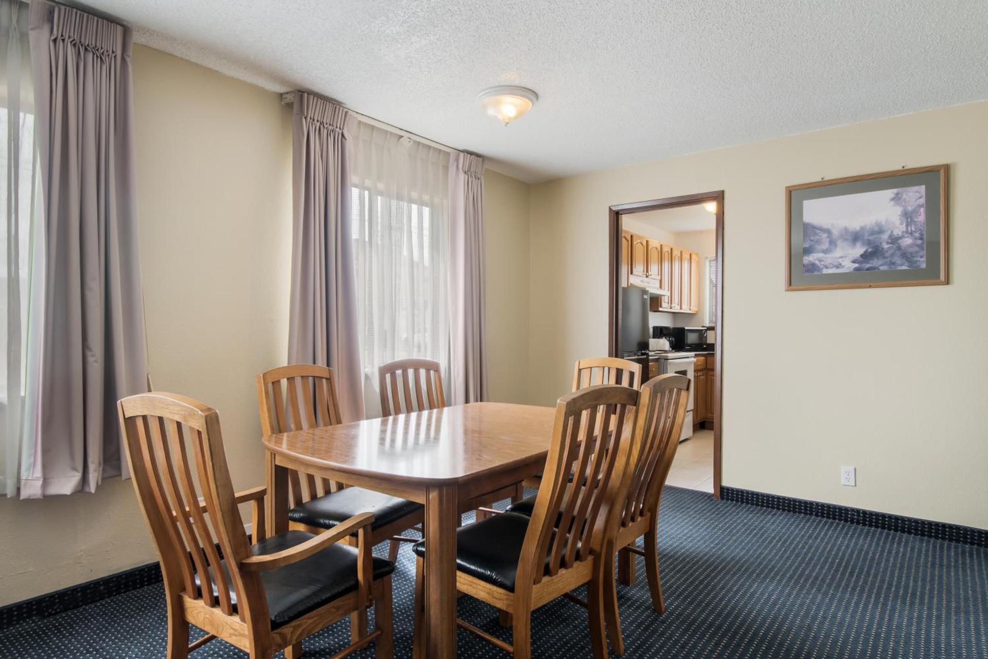 Econo Lodge Inn & Suites photo 2