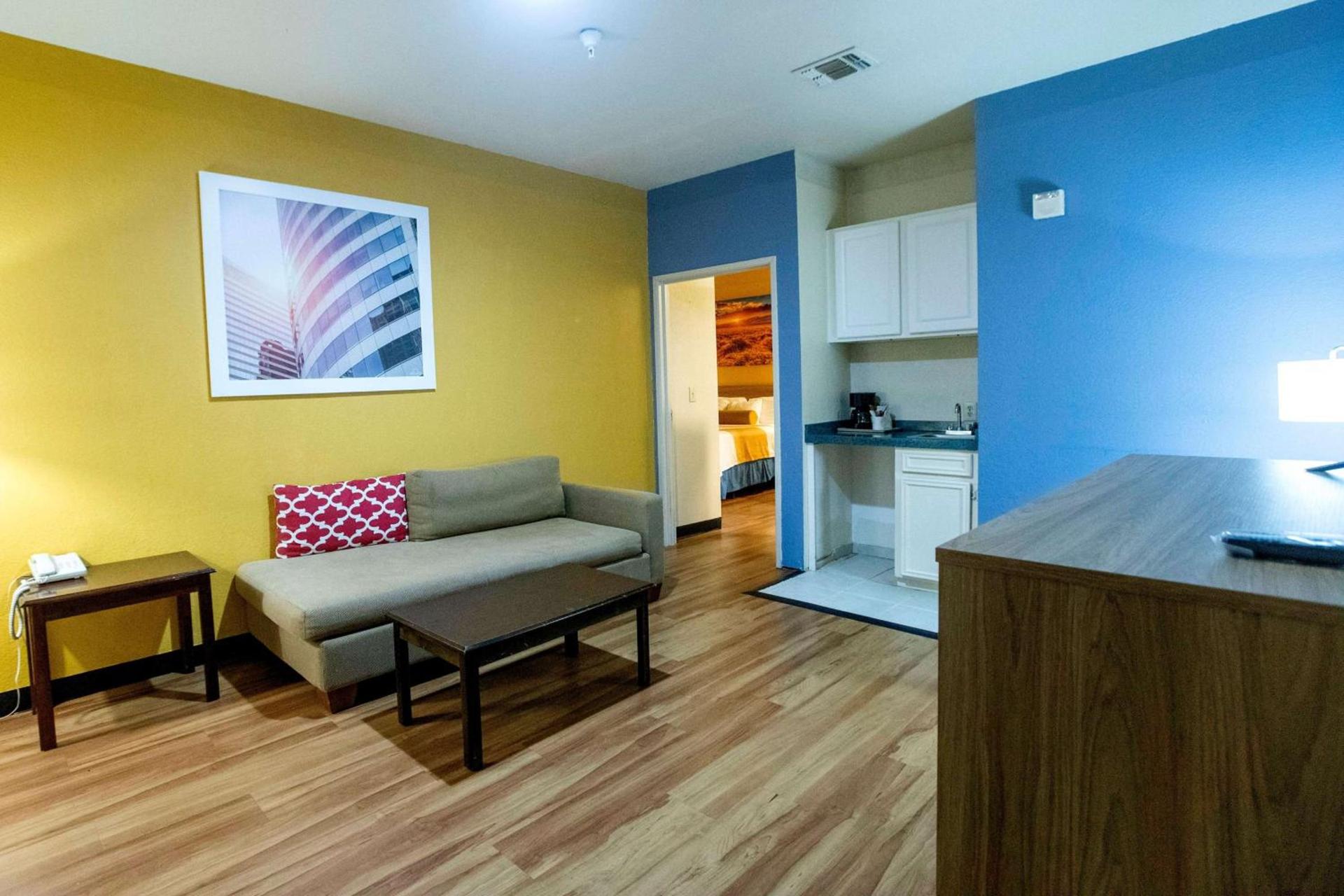 Days Inn & Suites by Wyndham Houston North/Aldine photo 29