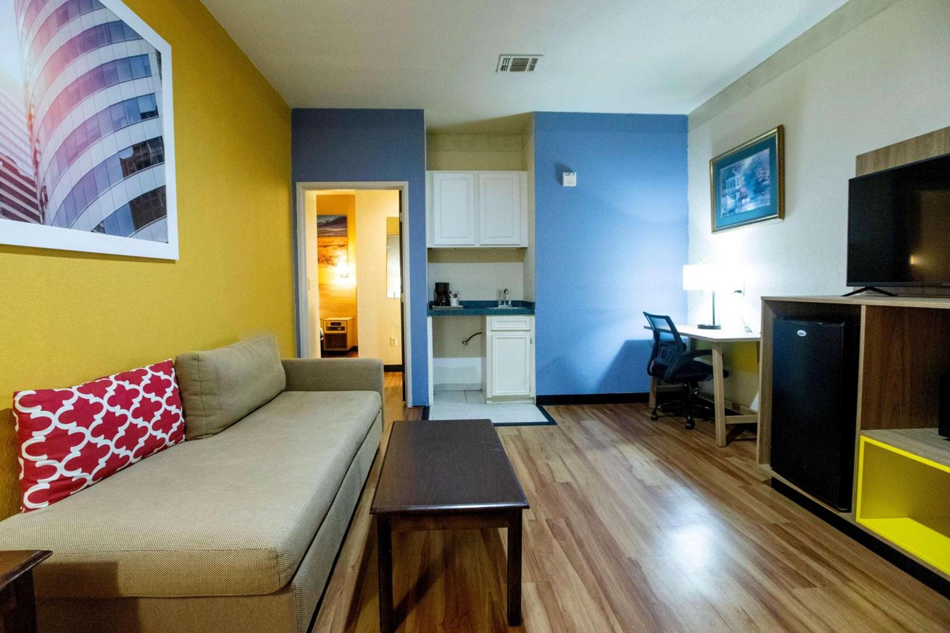 Days Inn & Suites by Wyndham Houston North/Aldine photo 30