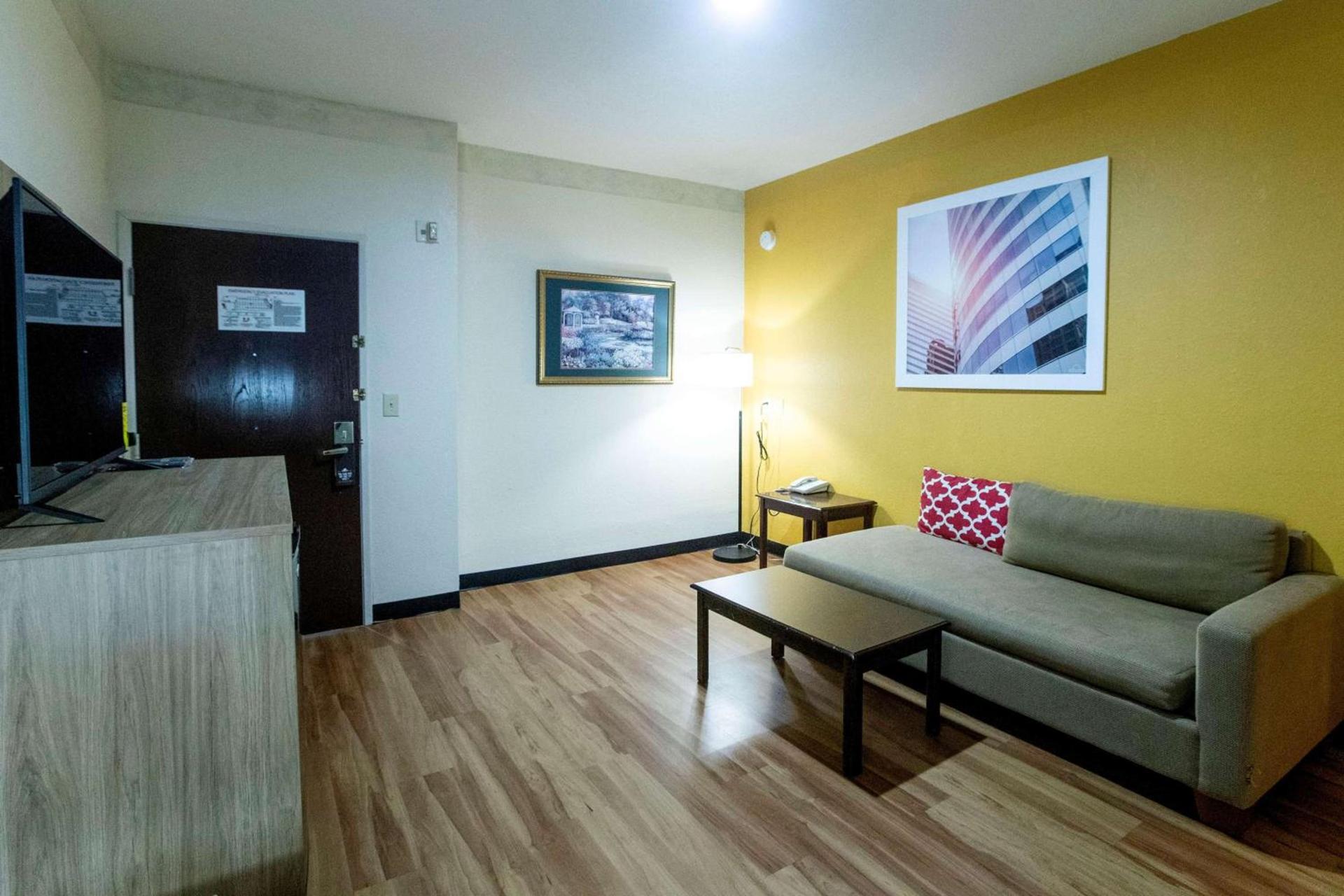 Days Inn & Suites by Wyndham Houston North/Aldine photo 31