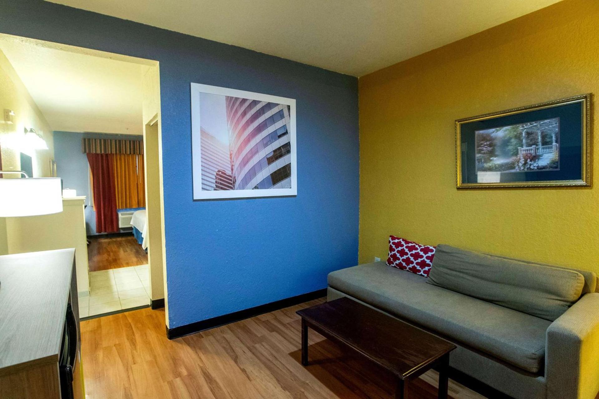 Days Inn & Suites by Wyndham Houston North/Aldine photo 32