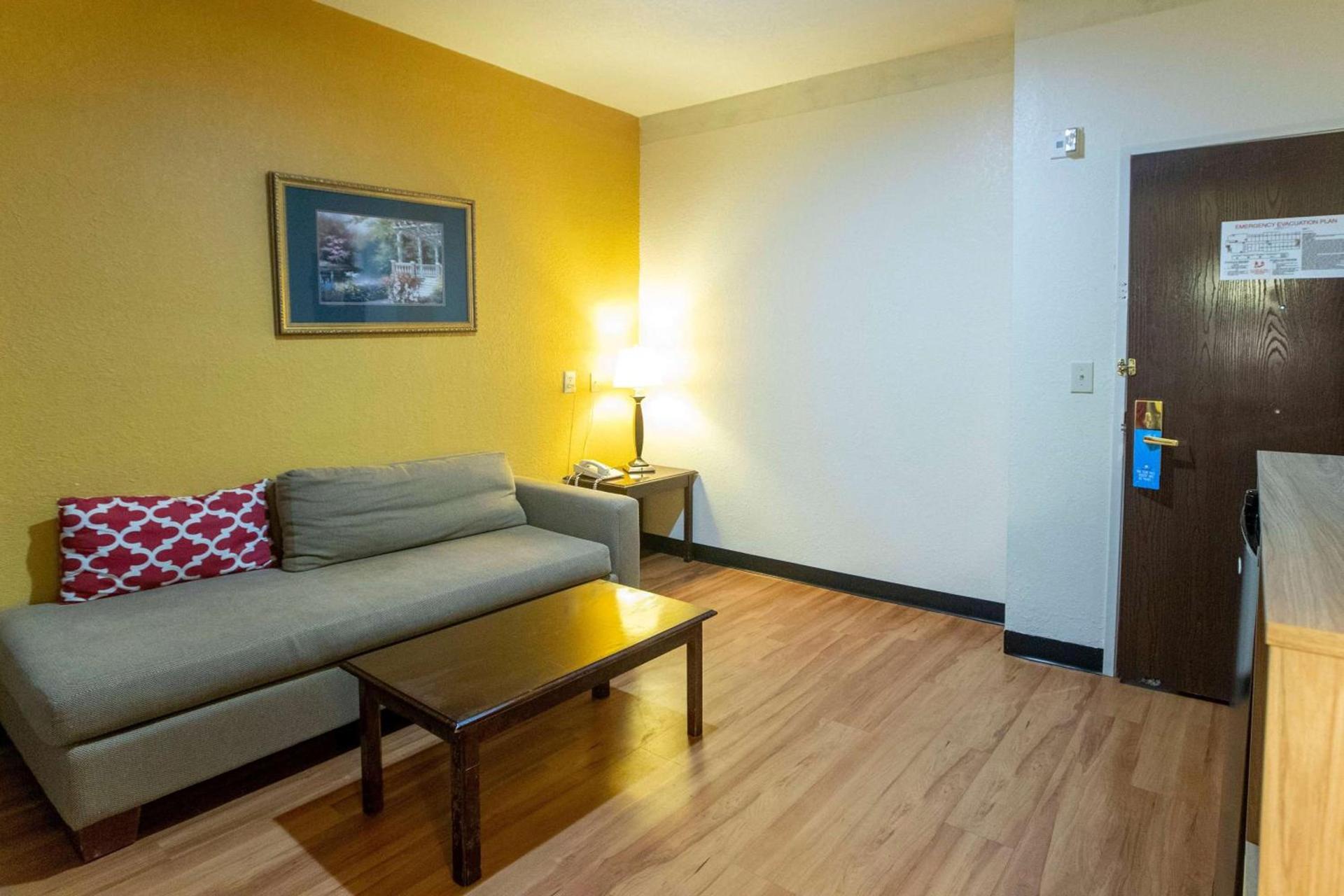 Days Inn & Suites by Wyndham Houston North/Aldine photo 33