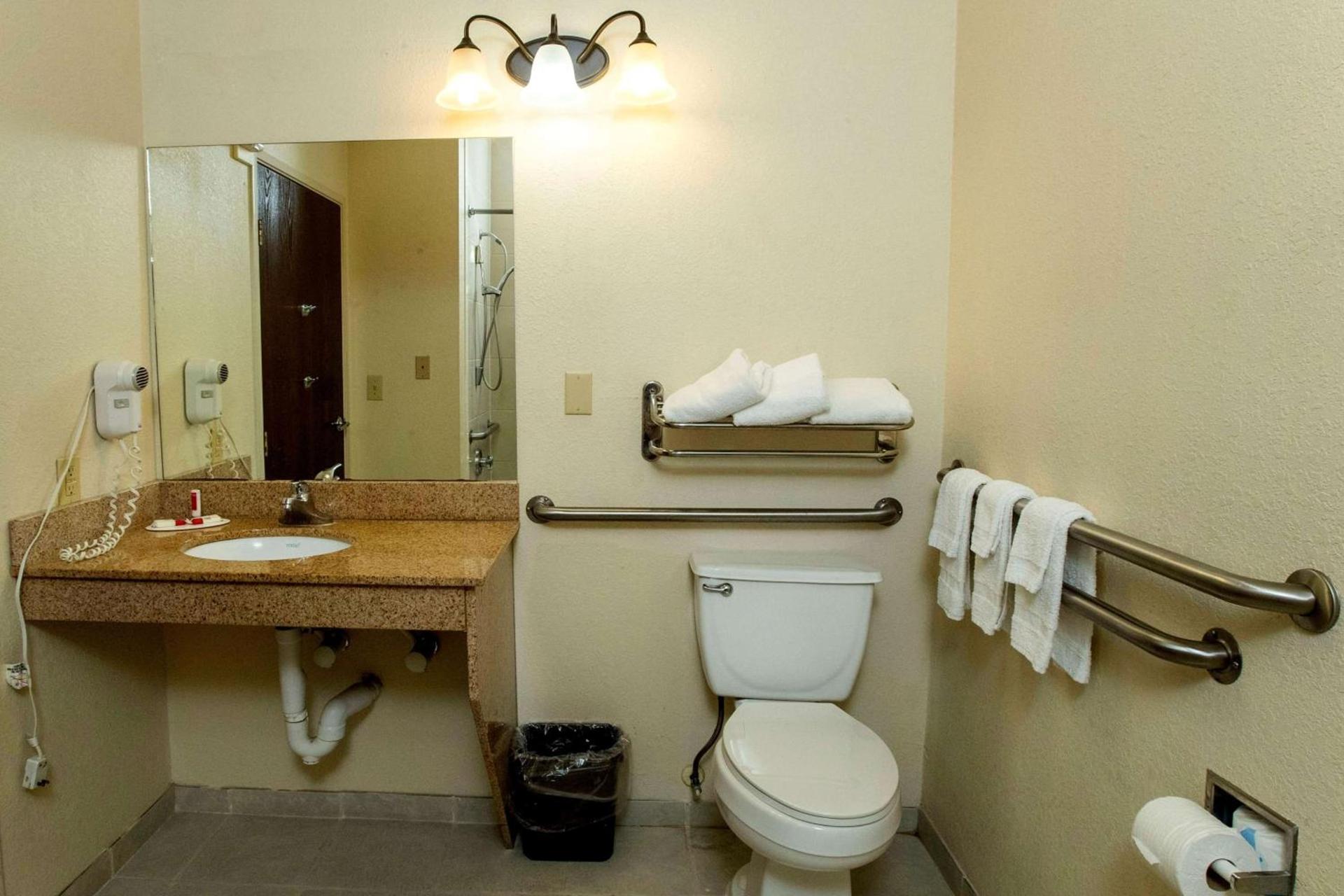 Days Inn & Suites by Wyndham Houston North/Aldine photo 39