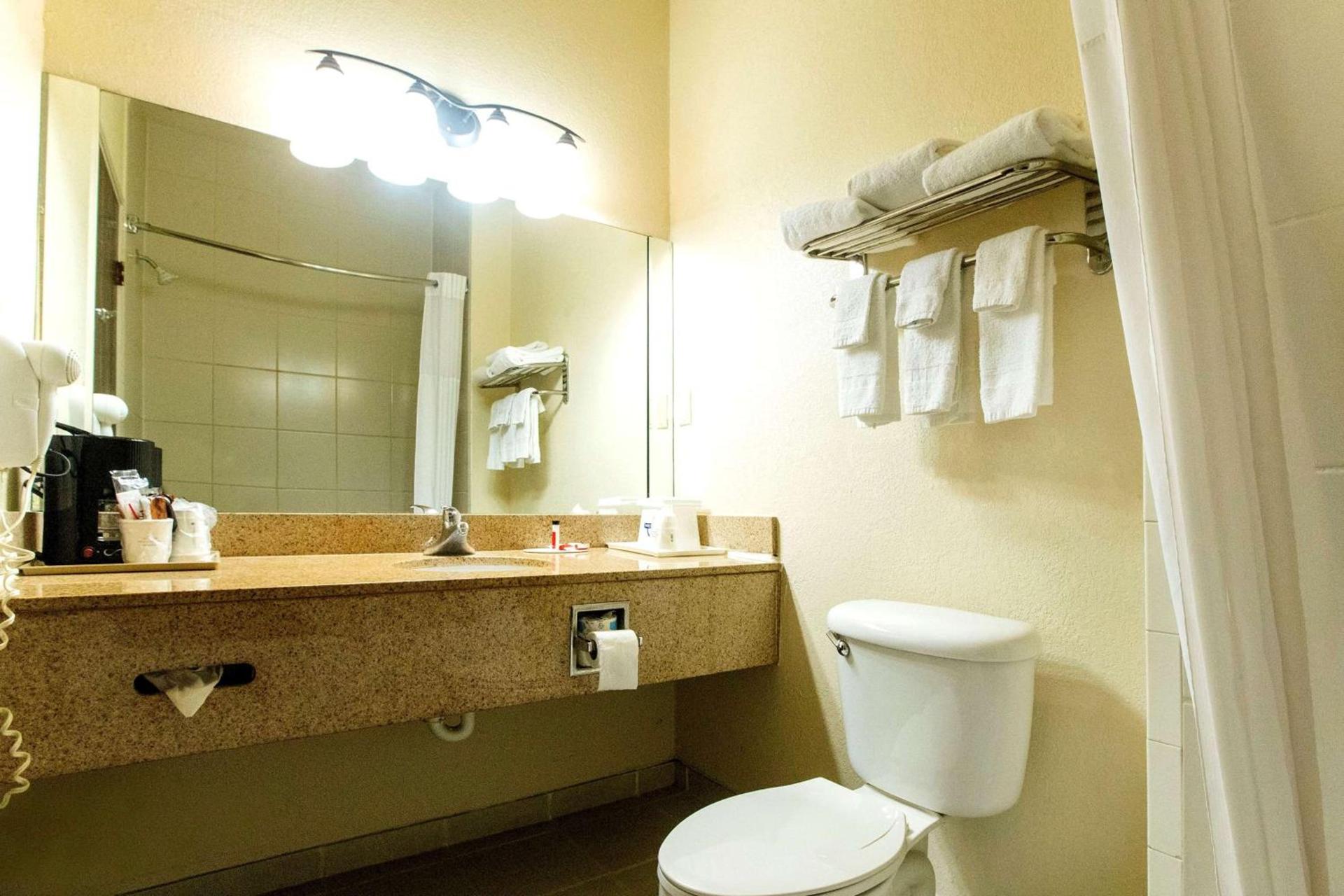 Days Inn & Suites by Wyndham Houston North/Aldine photo 41