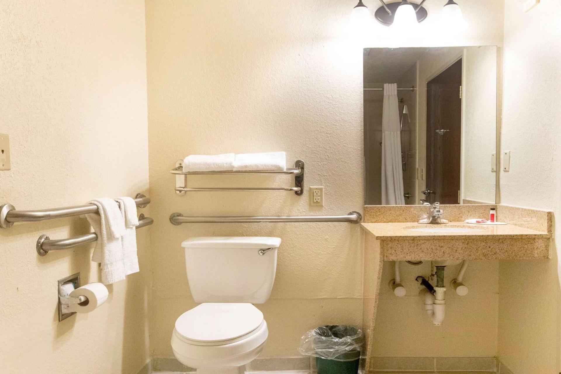 Days Inn & Suites by Wyndham Houston North/Aldine photo 44