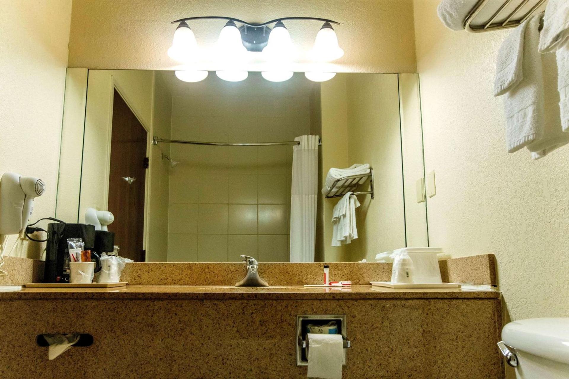 Days Inn & Suites by Wyndham Houston North/Aldine photo 43