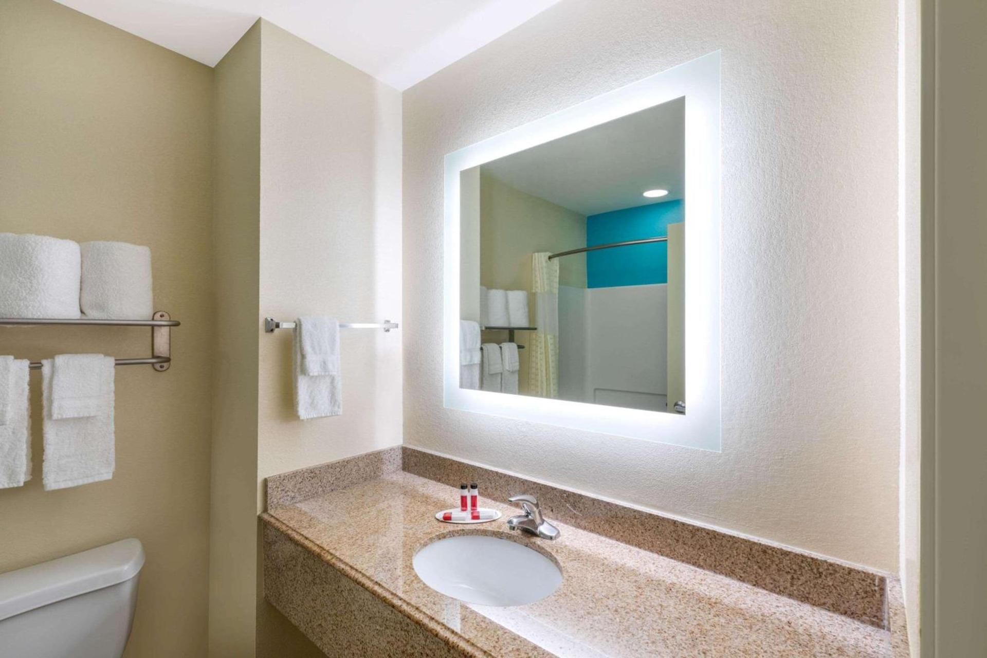 Howard Johnson by Wyndham Houma photo 14