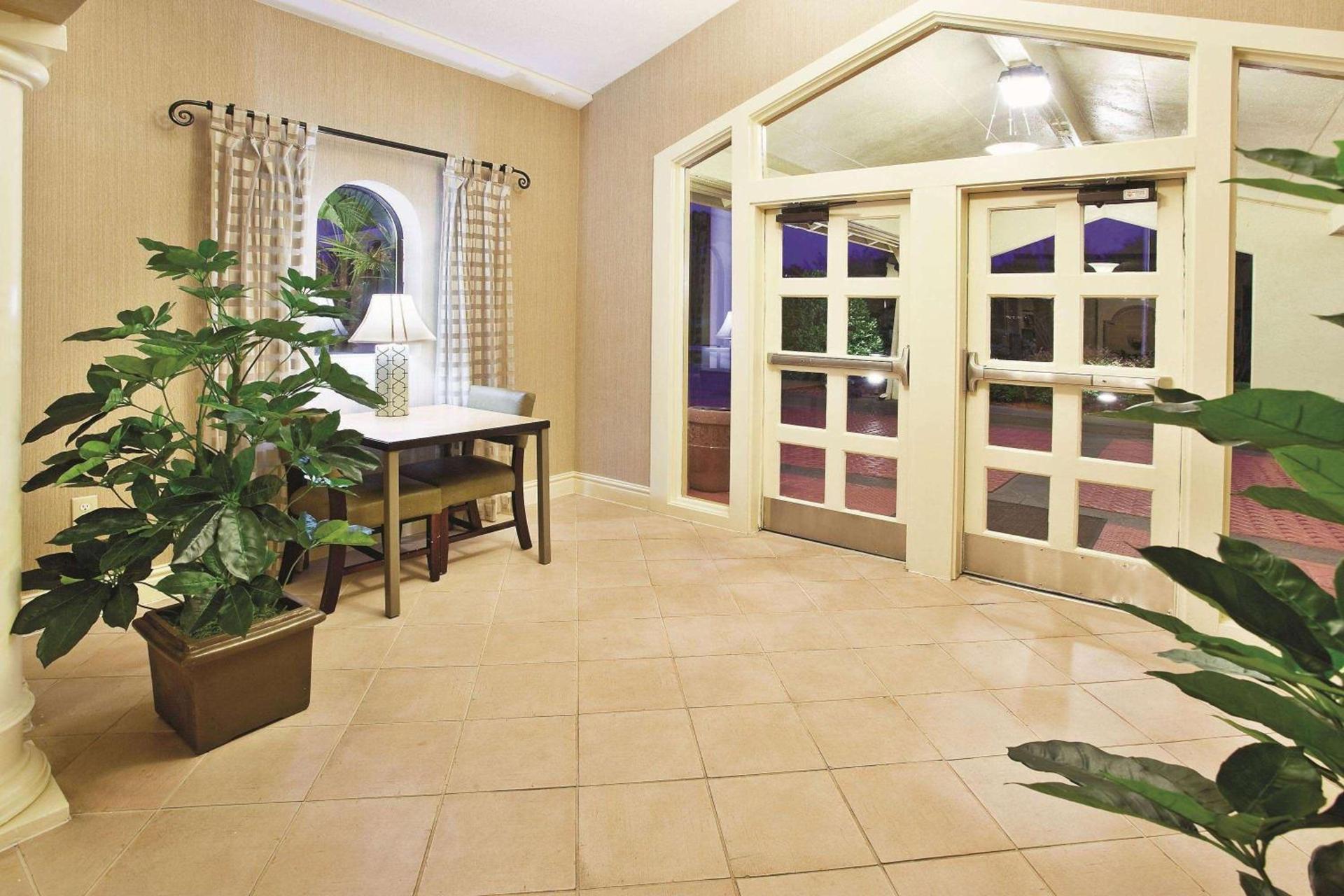 Howard Johnson by Wyndham Columbus Fort Moore photo 5