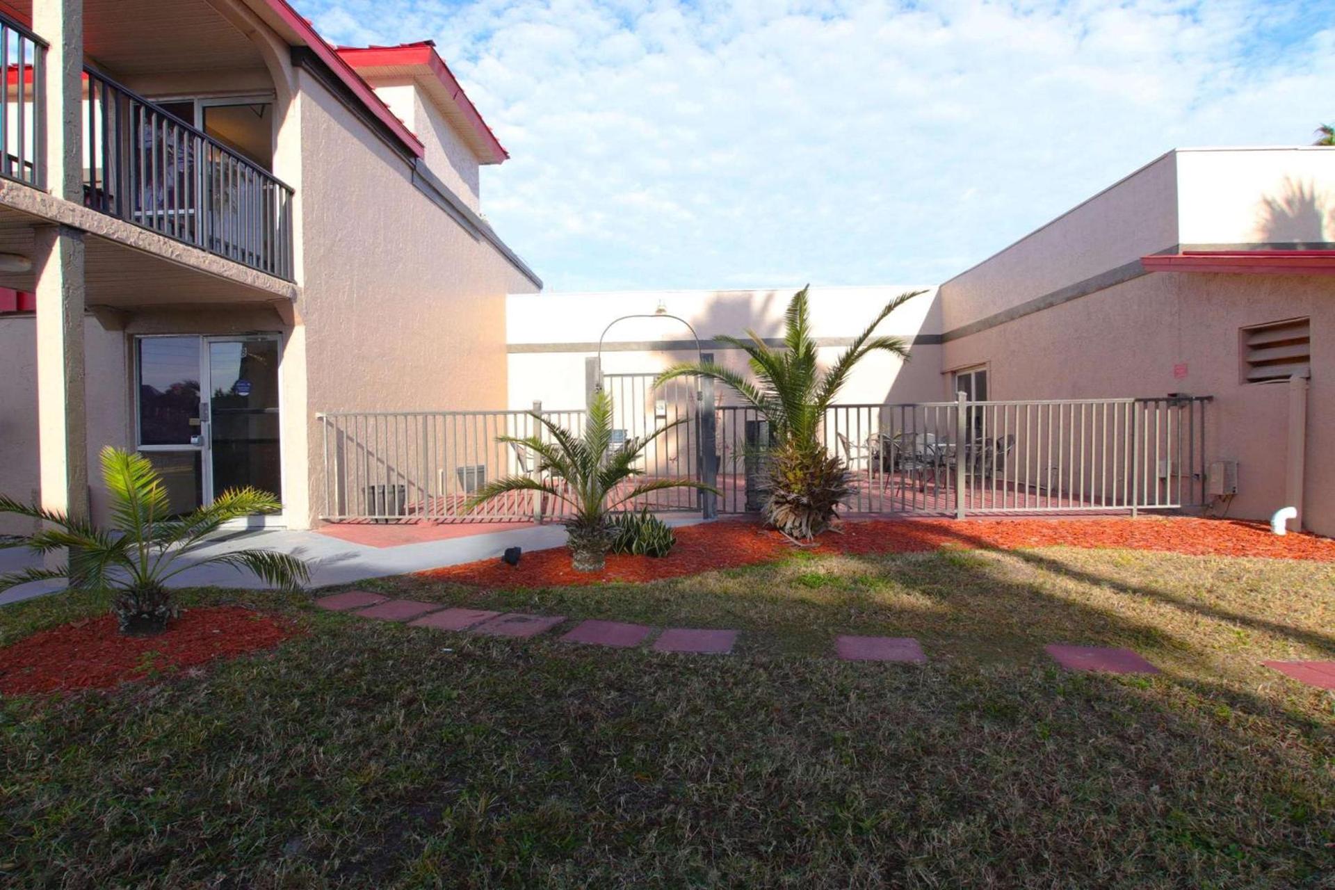 Ramada by Wyndham Davenport Orlando South photo 12