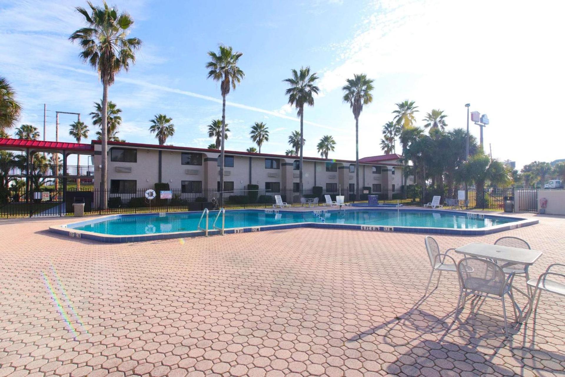 Ramada by Wyndham Davenport Orlando South photo 5