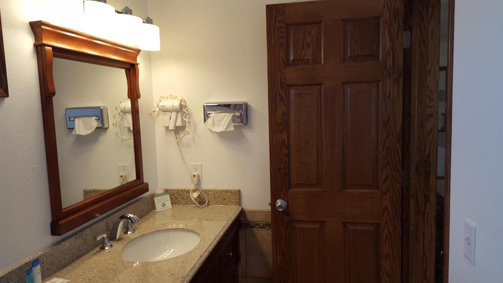Black Hawk Motel & Suites photo 17