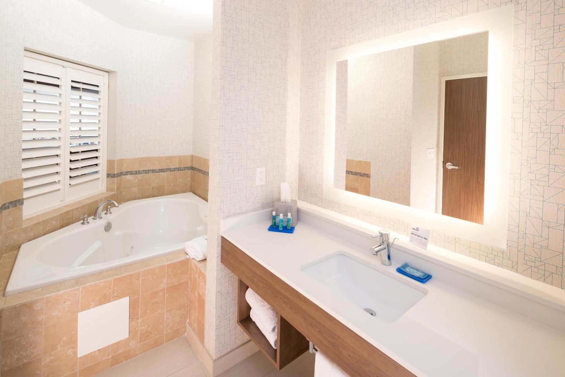 Holiday Inn Express Hotel & Suites Bay City by IHG photo 15