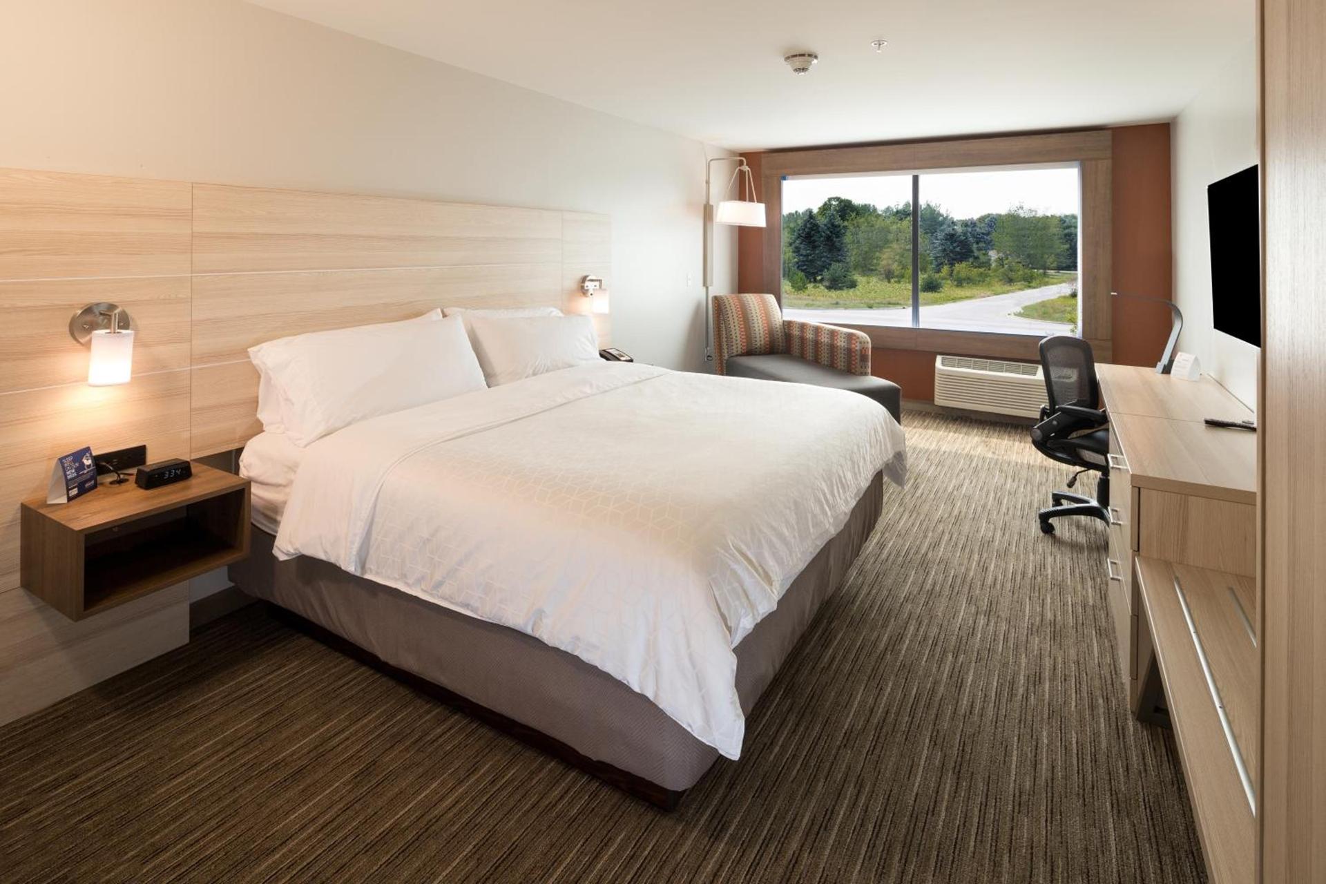 Holiday Inn Express Hotel & Suites Bay City by IHG photo 7