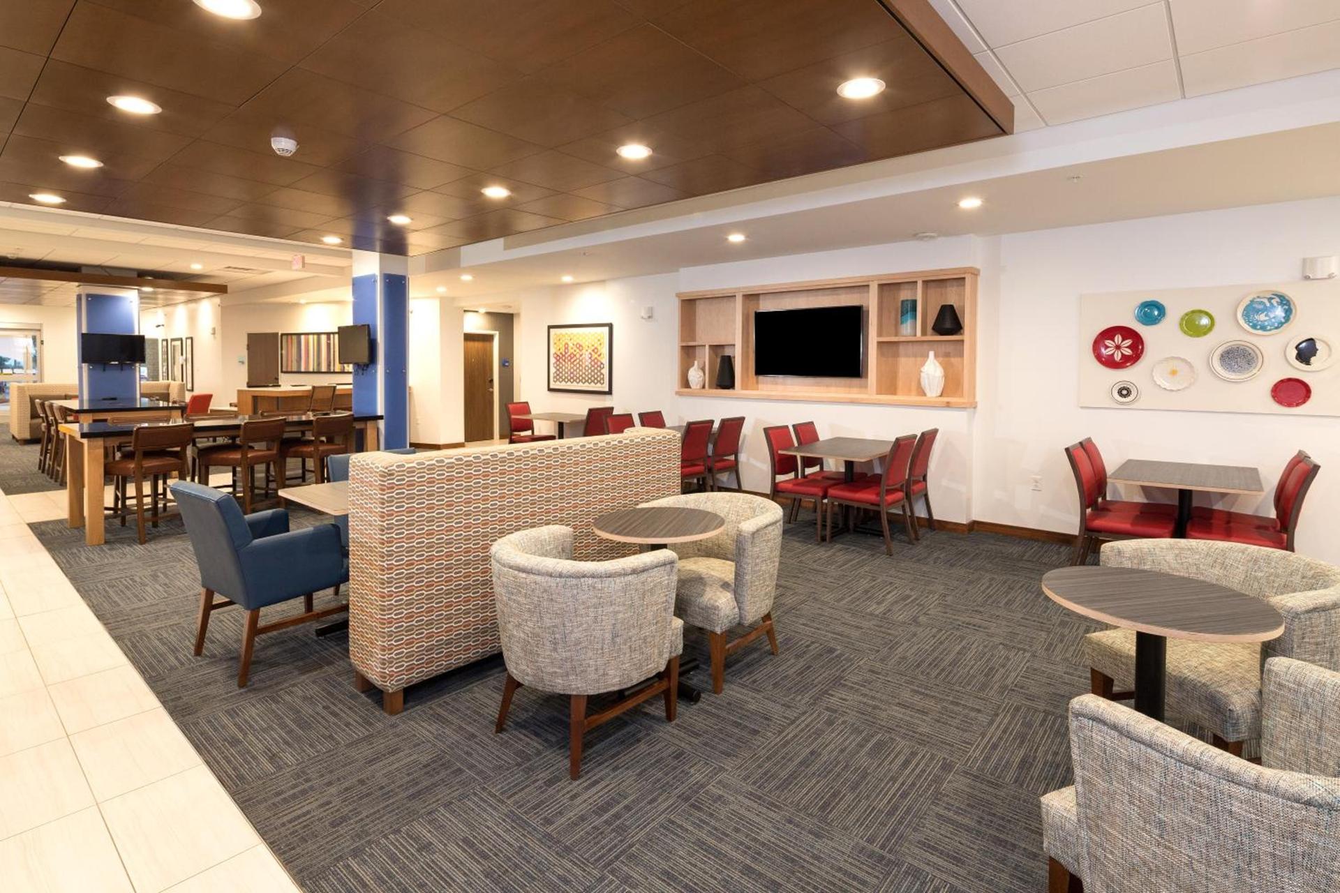 Holiday Inn Express Hotel & Suites Bay City by IHG photo 13