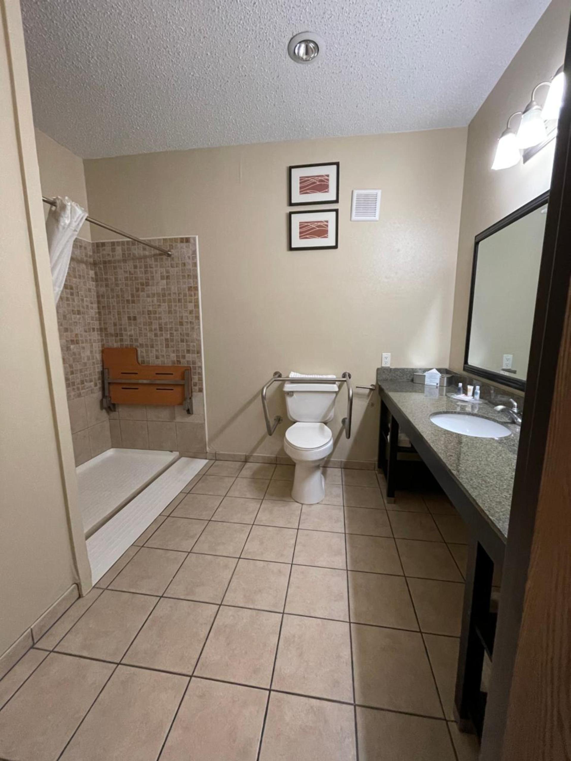 Comfort Suites Near Vancouver Mall photo 52
