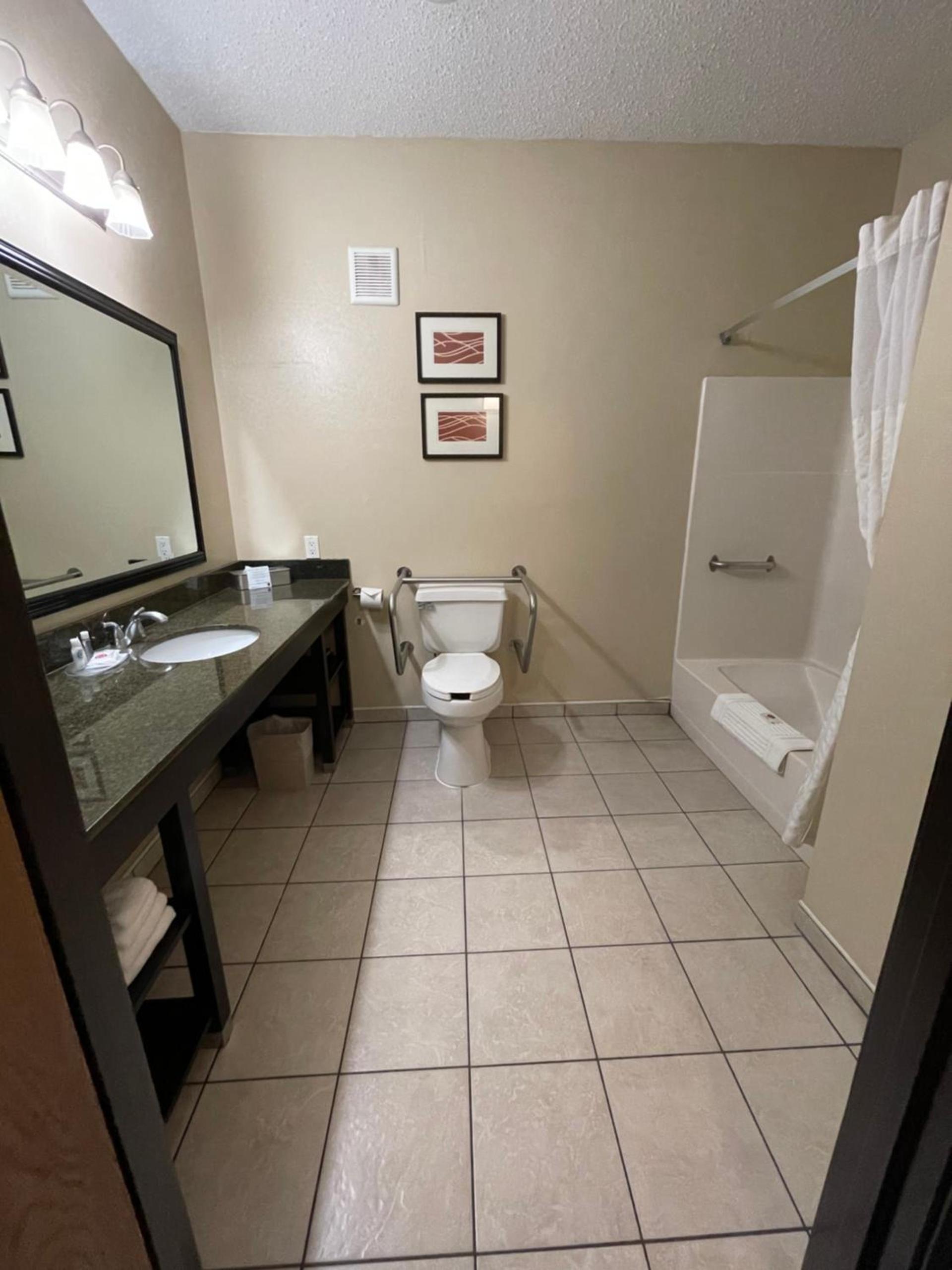 Comfort Suites Near Vancouver Mall photo 46