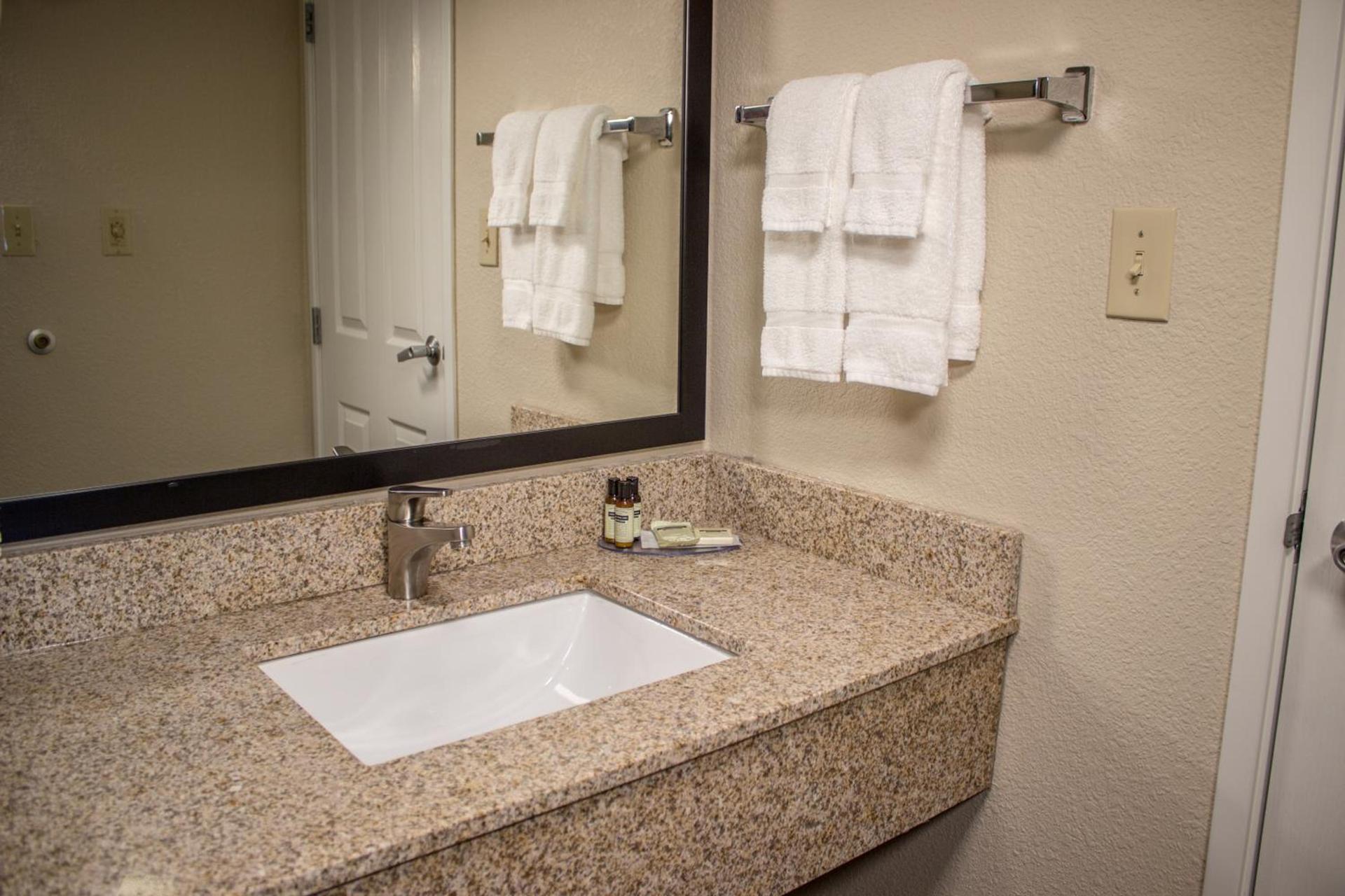 Cobblestone Suites - Oshkosh photo 21