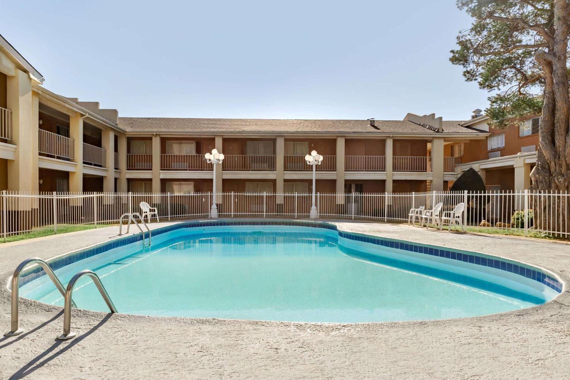 Days Inn by Wyndham Lawton photo 53