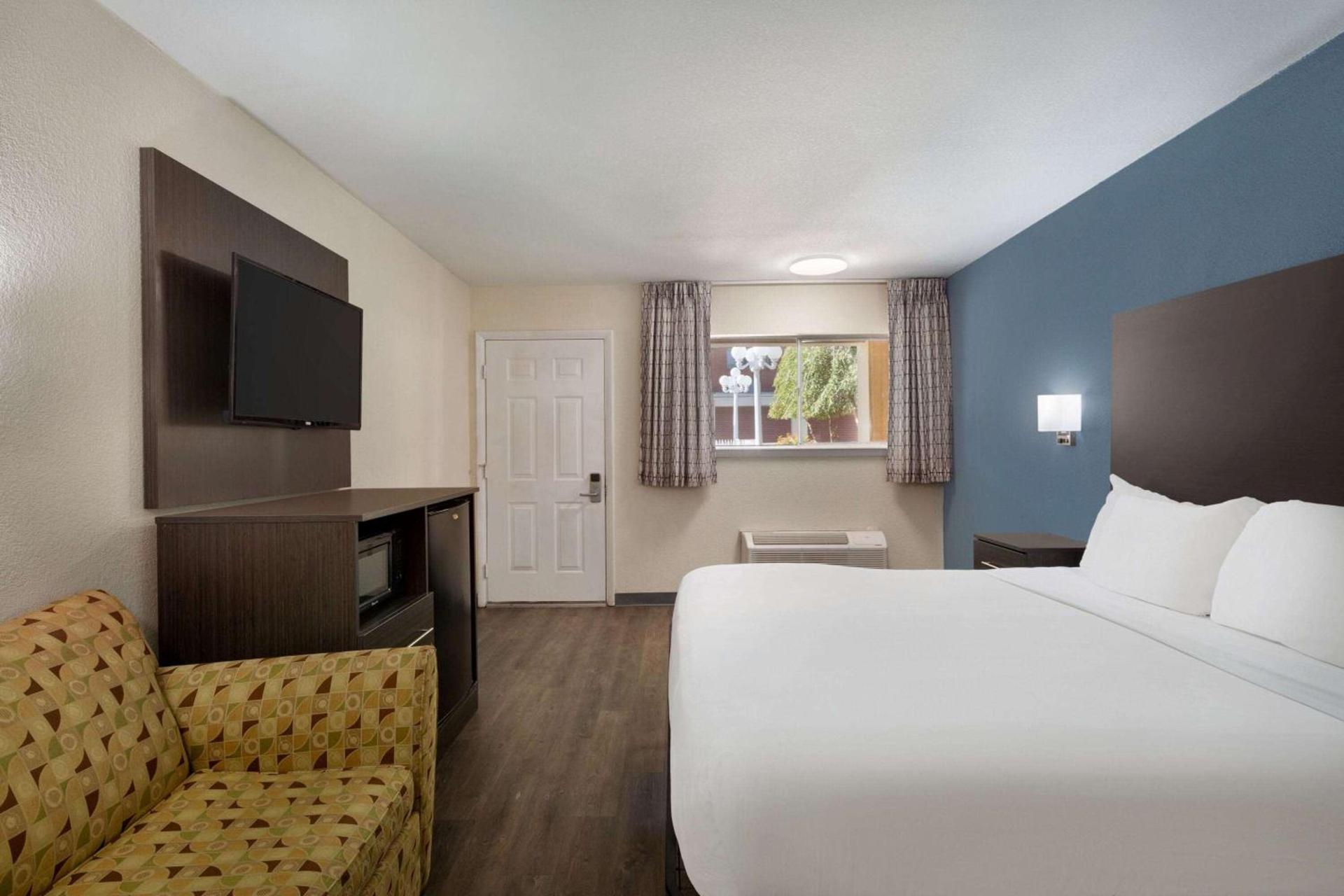 Days Inn by Wyndham Lawton photo 61