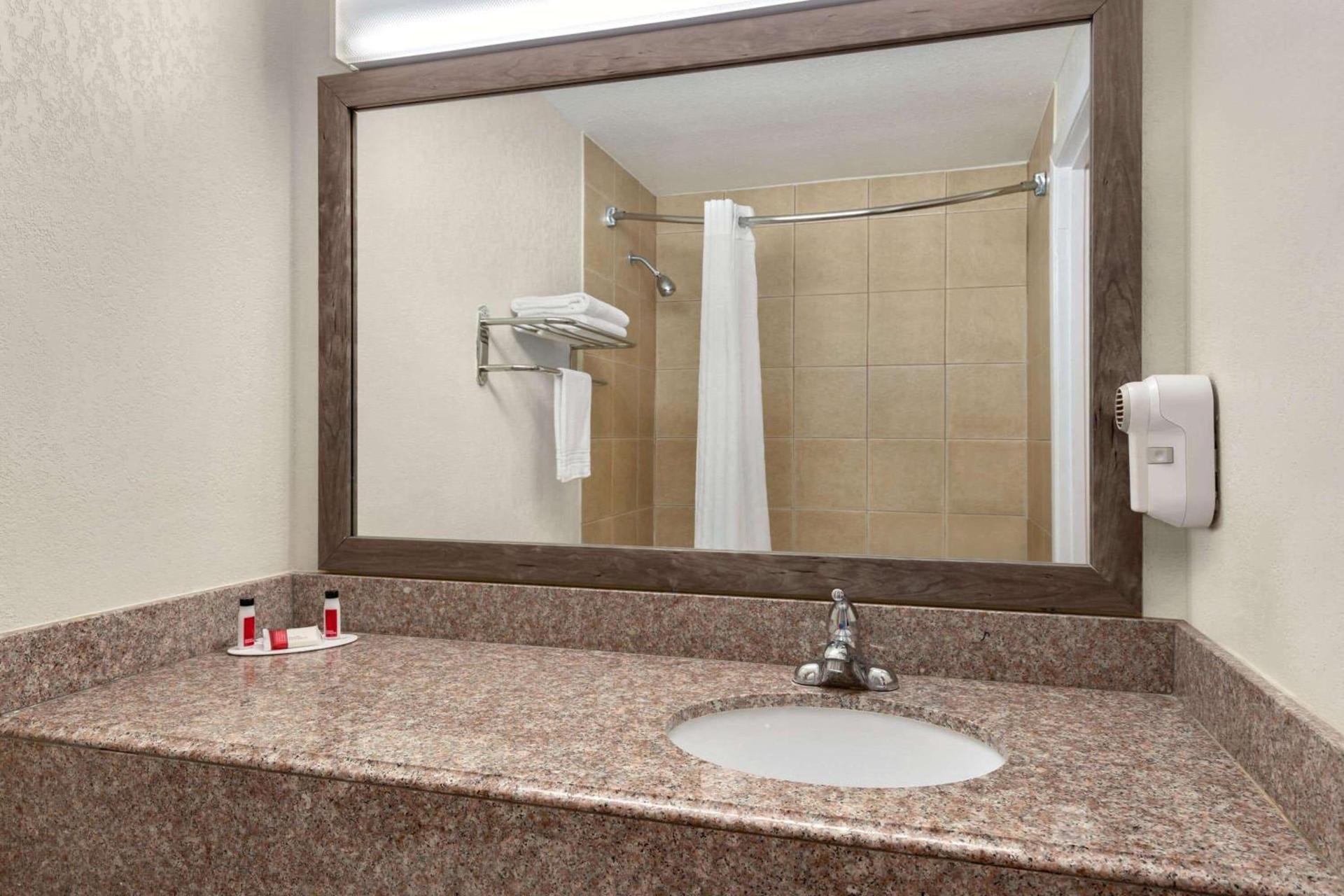 Days Inn by Wyndham Lawton photo 63