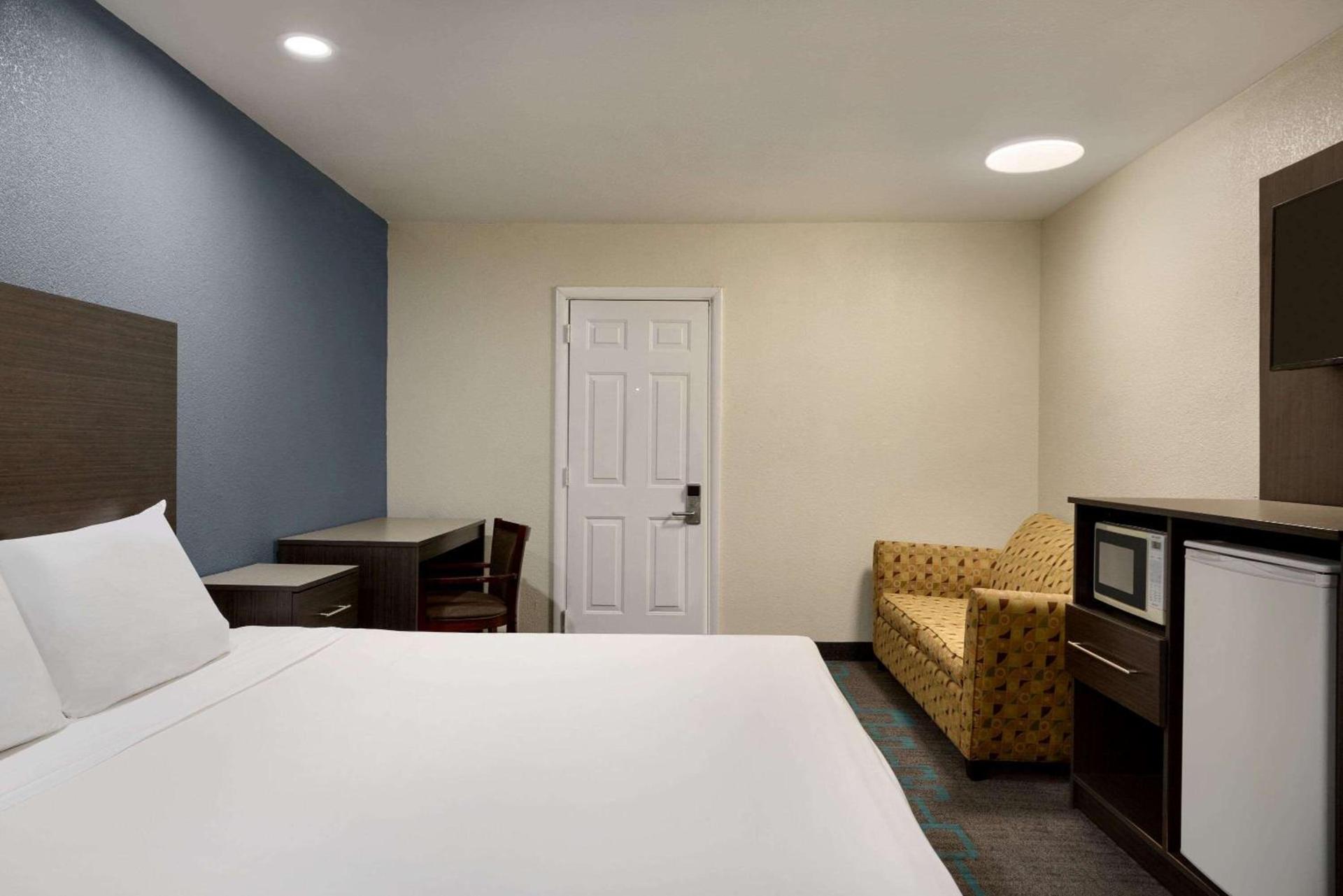 Days Inn by Wyndham Lawton photo 67