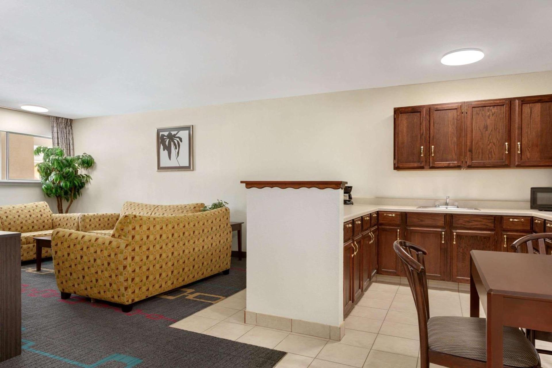 Days Inn by Wyndham Lawton photo 71