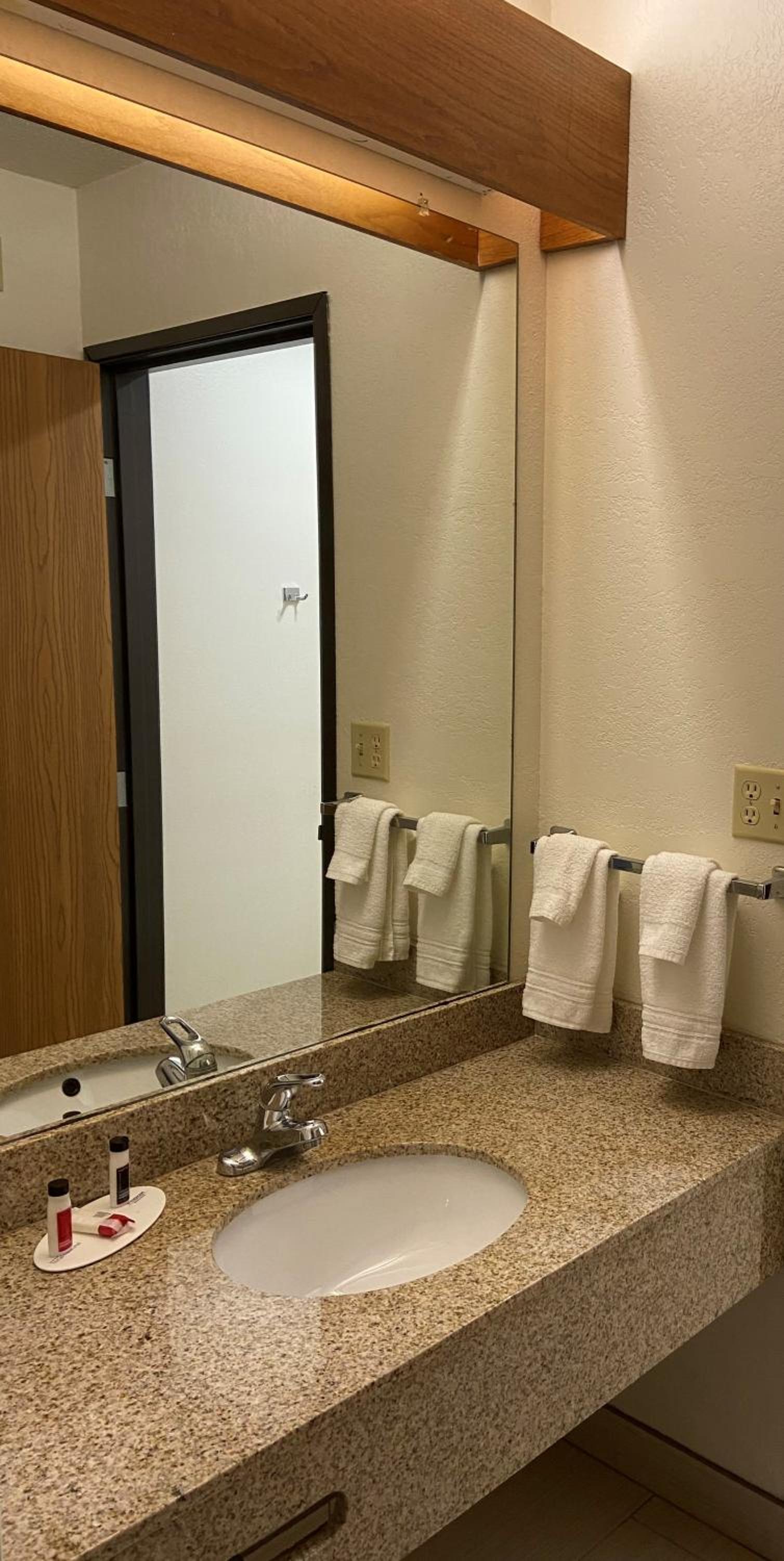 Super 8 by Wyndham La Crosse photo 53