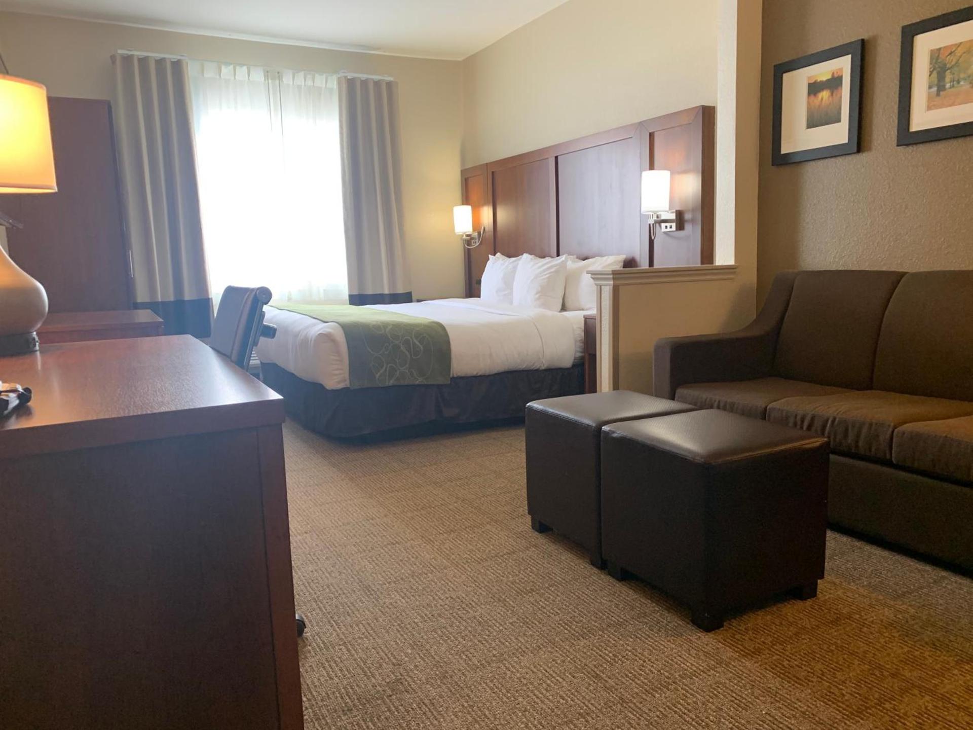 Comfort Suites Peoria I-74 photo 43
