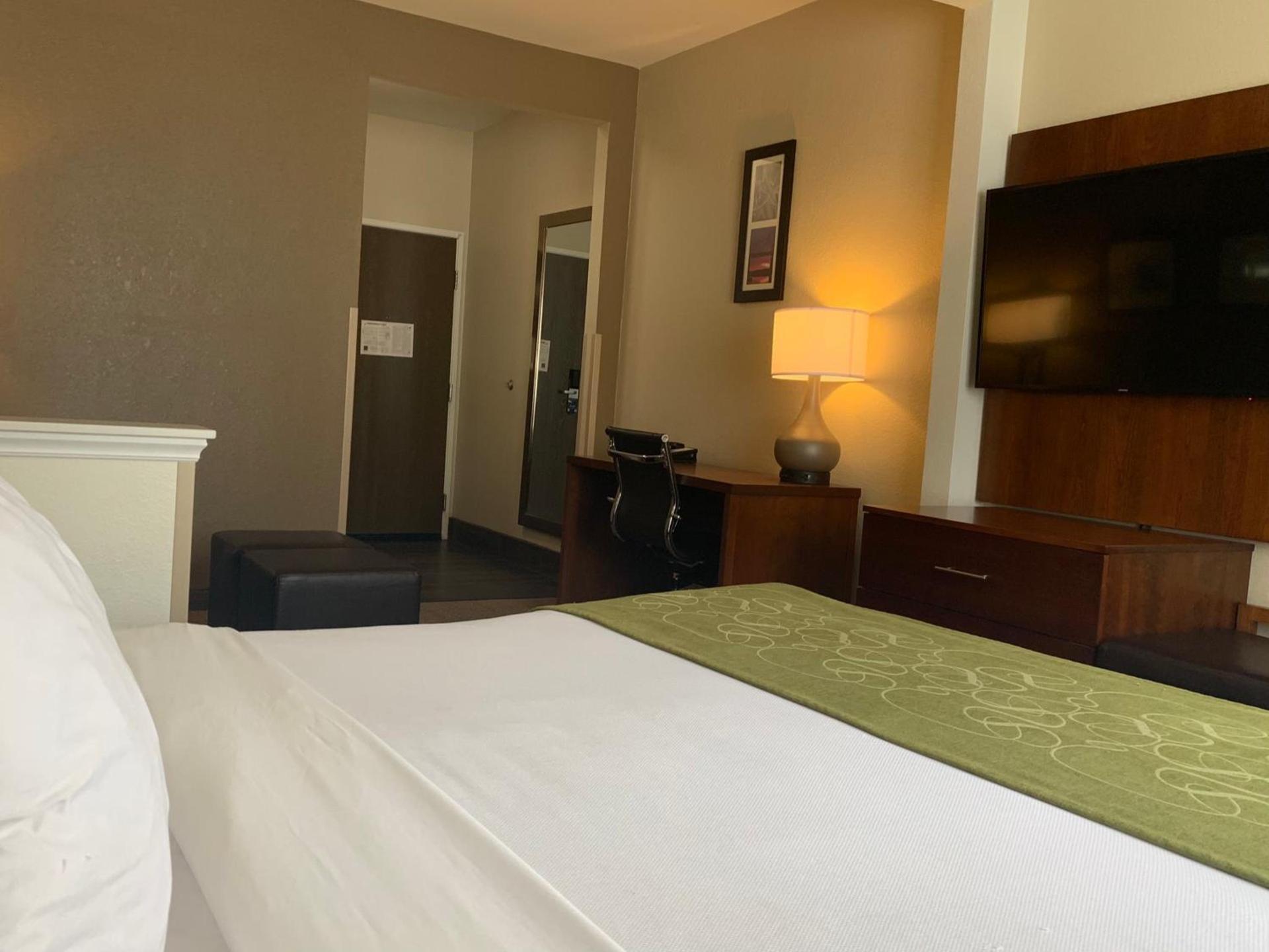 Comfort Suites Peoria I-74 photo 41