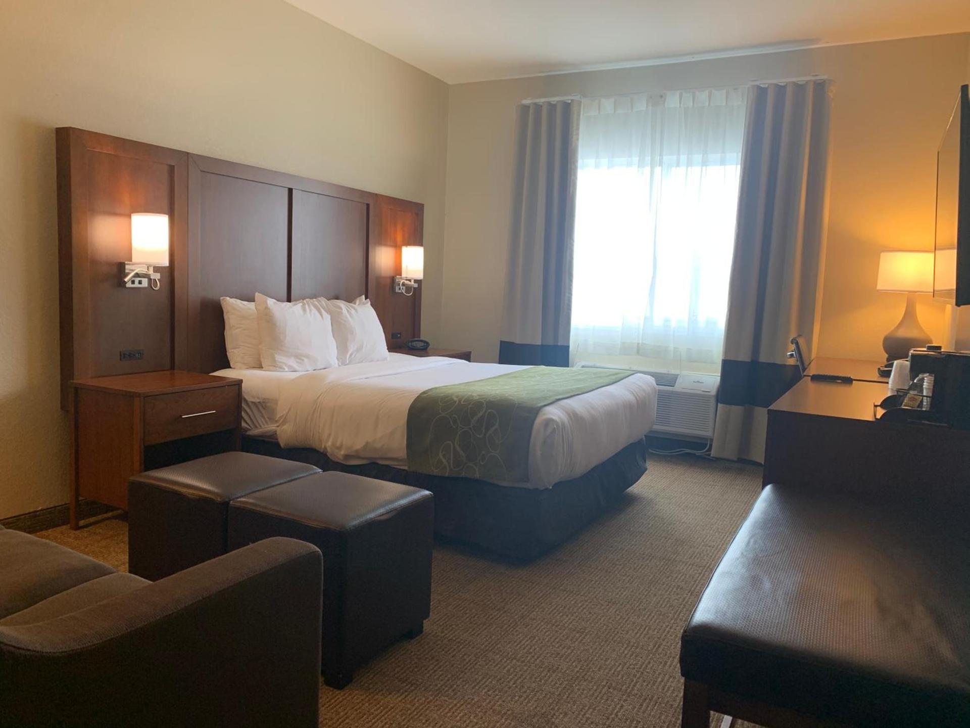 Comfort Suites Peoria I-74 photo 40