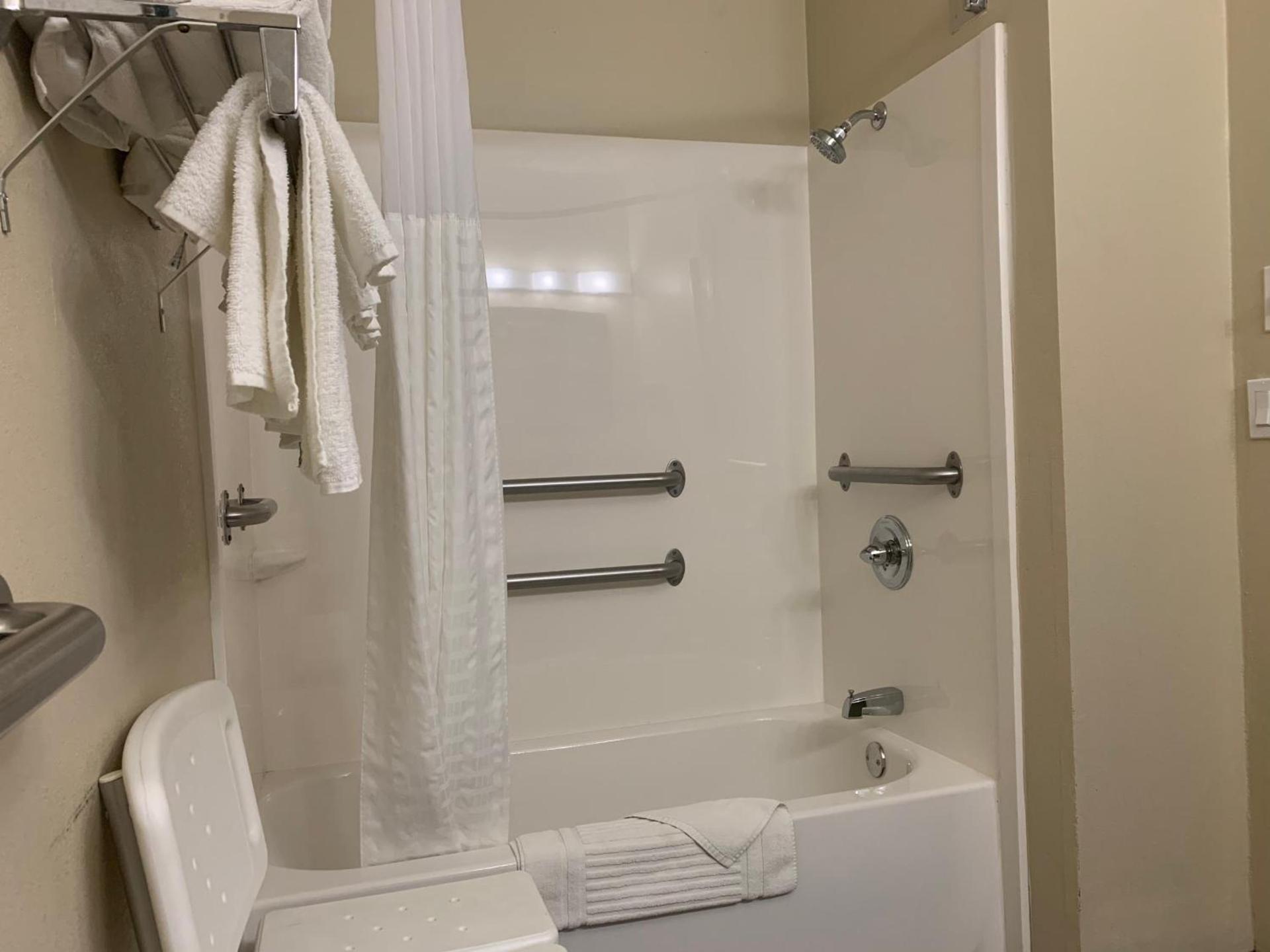 Comfort Suites Peoria I-74 photo 37