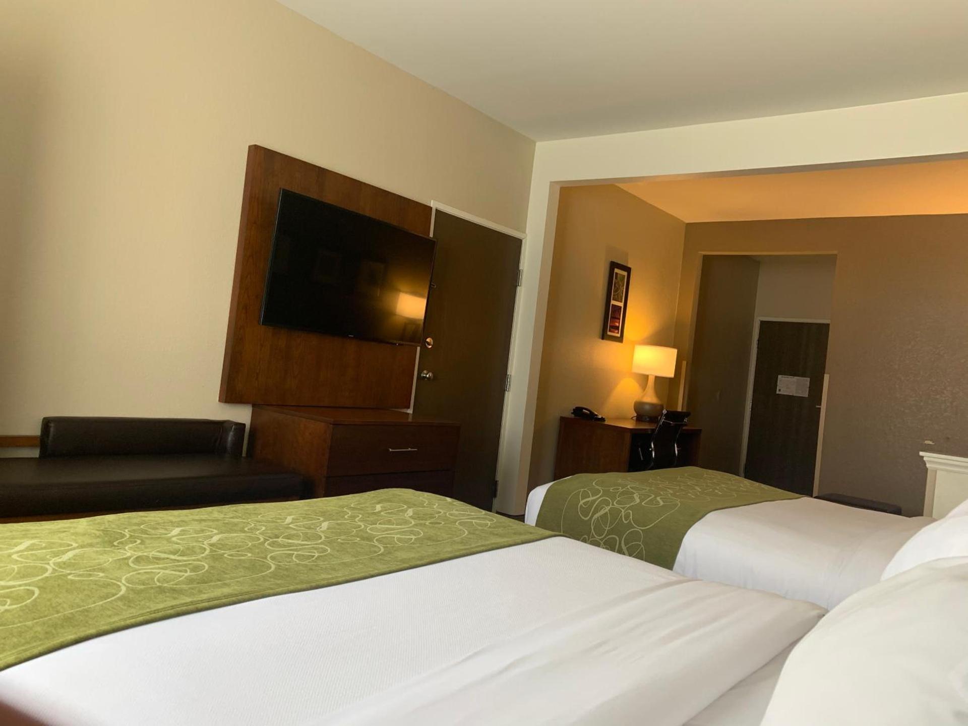 Comfort Suites Peoria I-74 photo 36