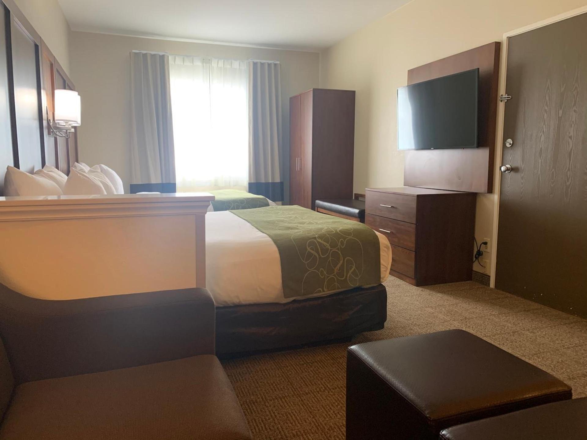 Comfort Suites Peoria I-74 photo 35