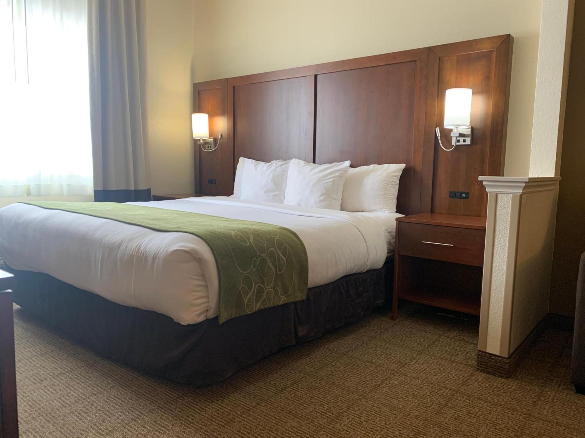 Comfort Suites Peoria I-74 photo 32