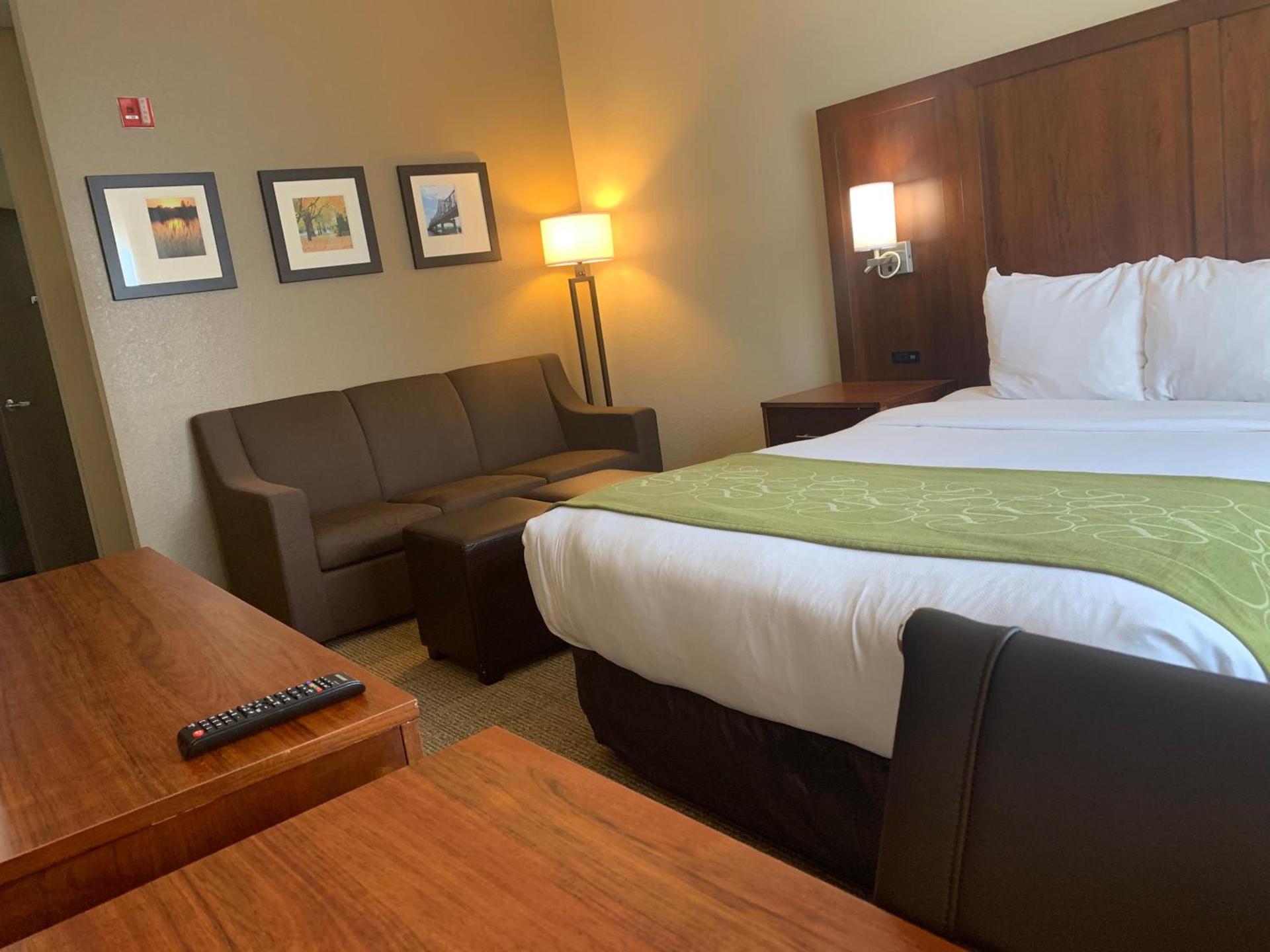 Comfort Suites Peoria I-74 photo 29