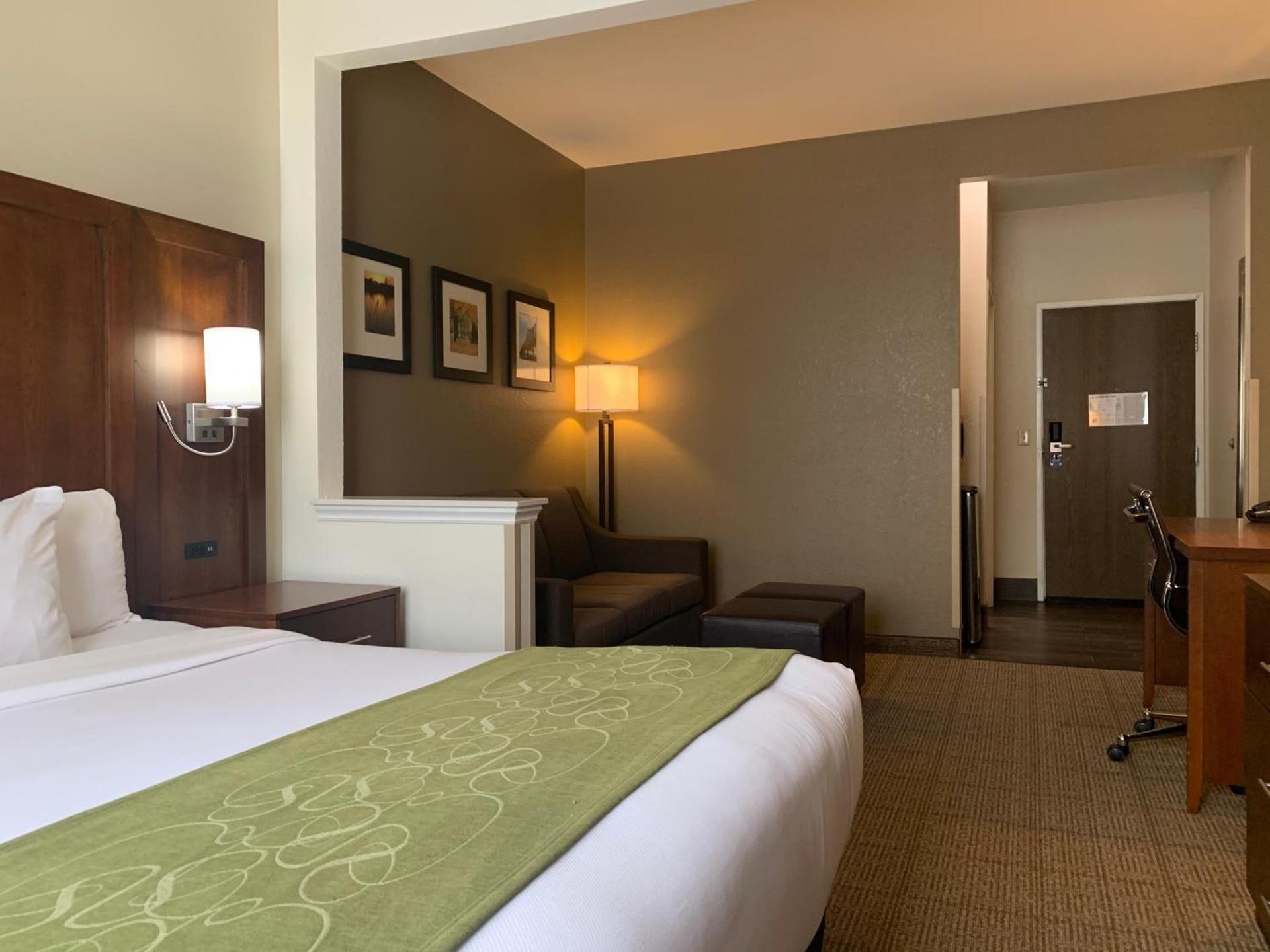Comfort Suites Peoria I-74 photo 31