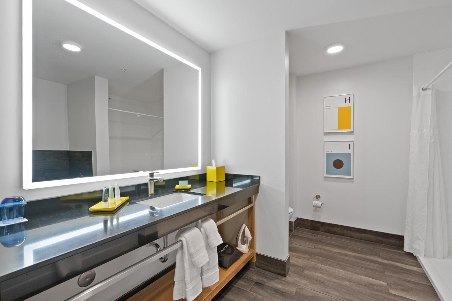 Hotel Indigo Seattle Everett Waterfront Place by IHG photo 7