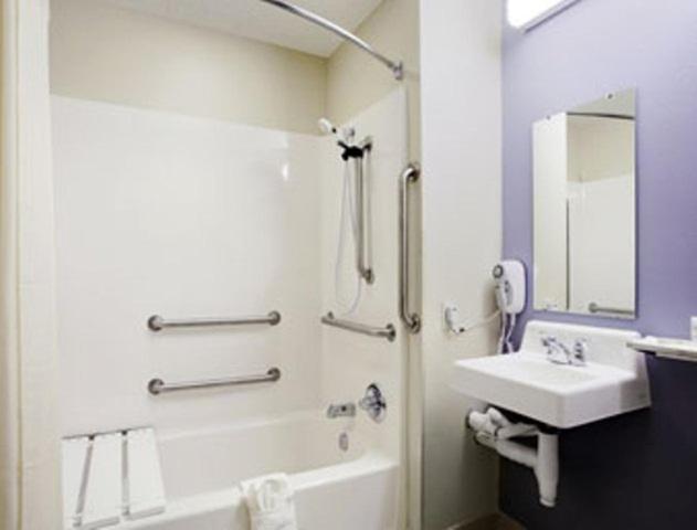 Microtel Inn and Suites Gassaway photo 13