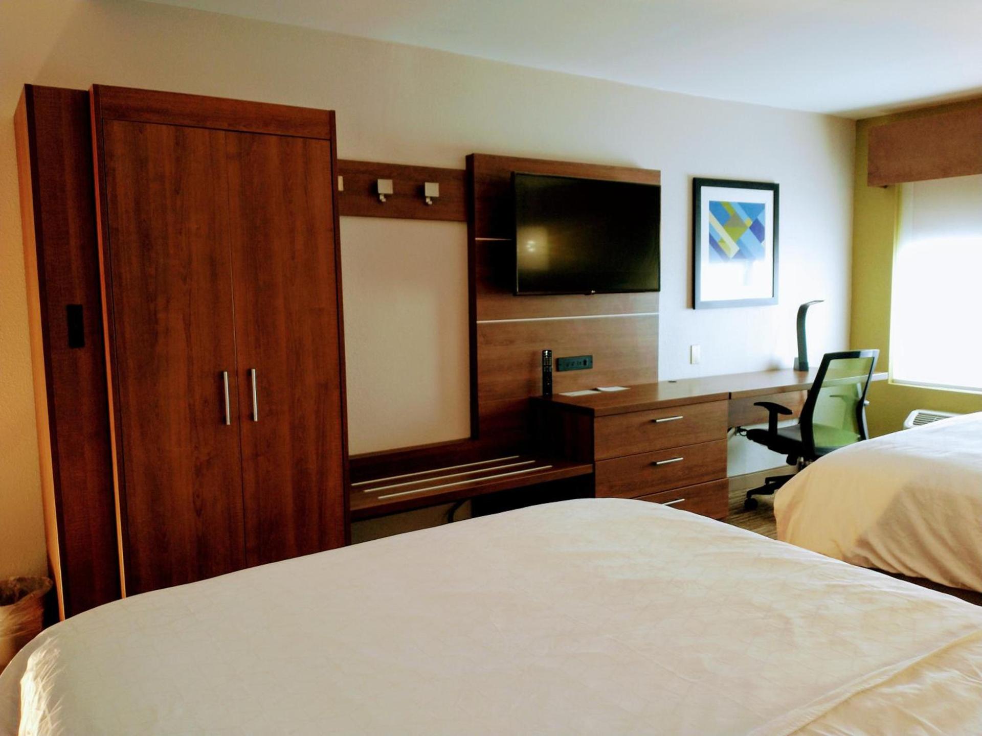Holiday Inn Express Hotel & Suites Madison by IHG photo 44