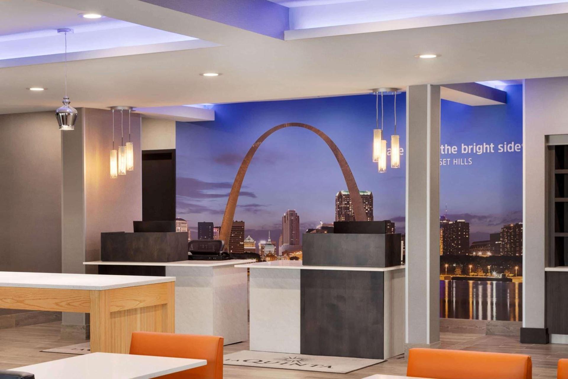 La Quinta Inn & Suites by Wyndham St Louis Route 66 photo 8