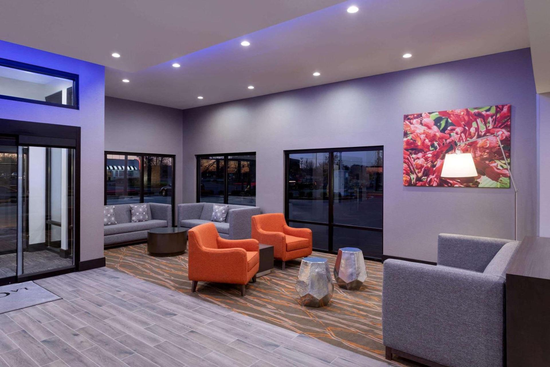 La Quinta Inn & Suites by Wyndham St Louis Route 66 photo 9