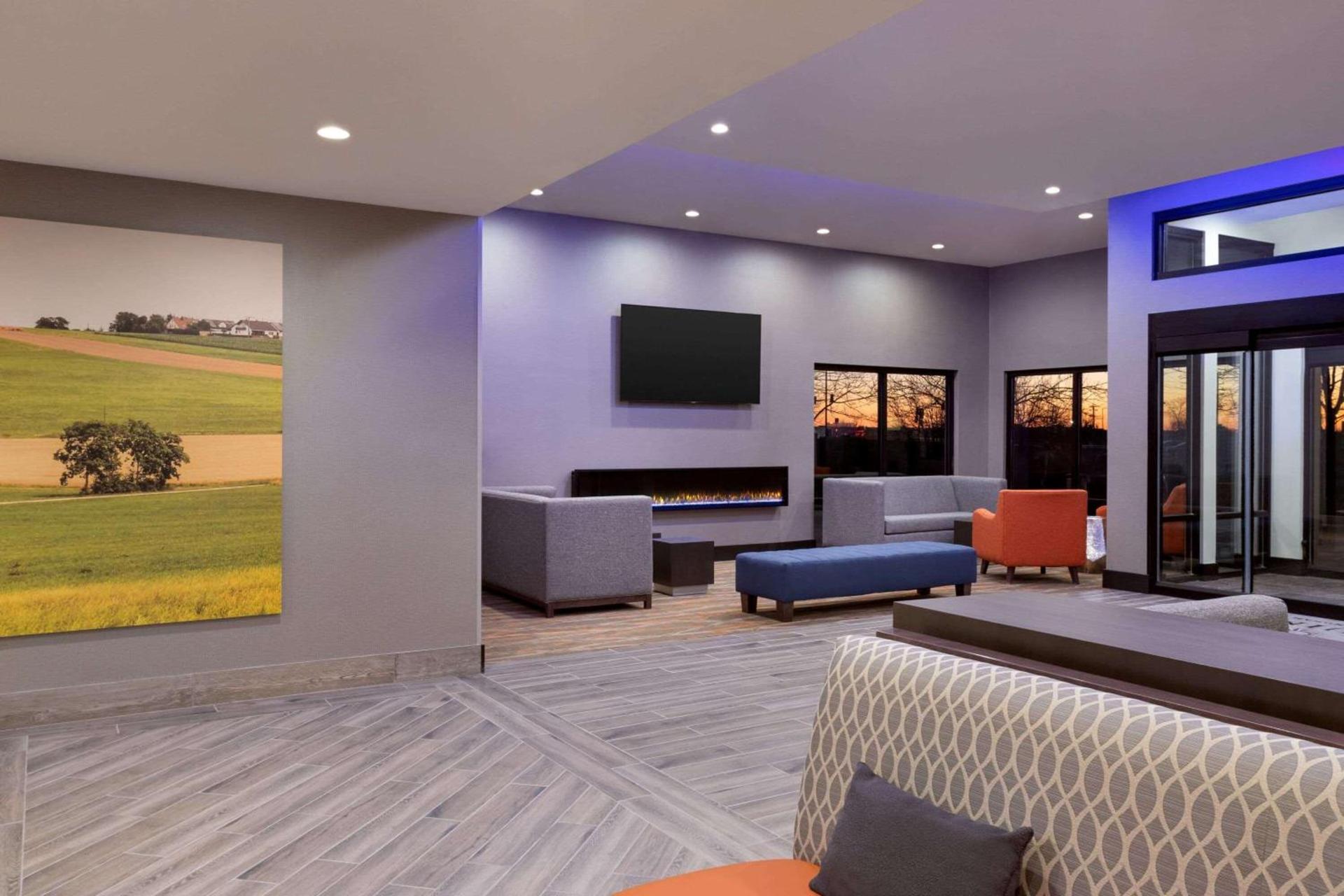 La Quinta Inn & Suites by Wyndham St Louis Route 66 photo 10