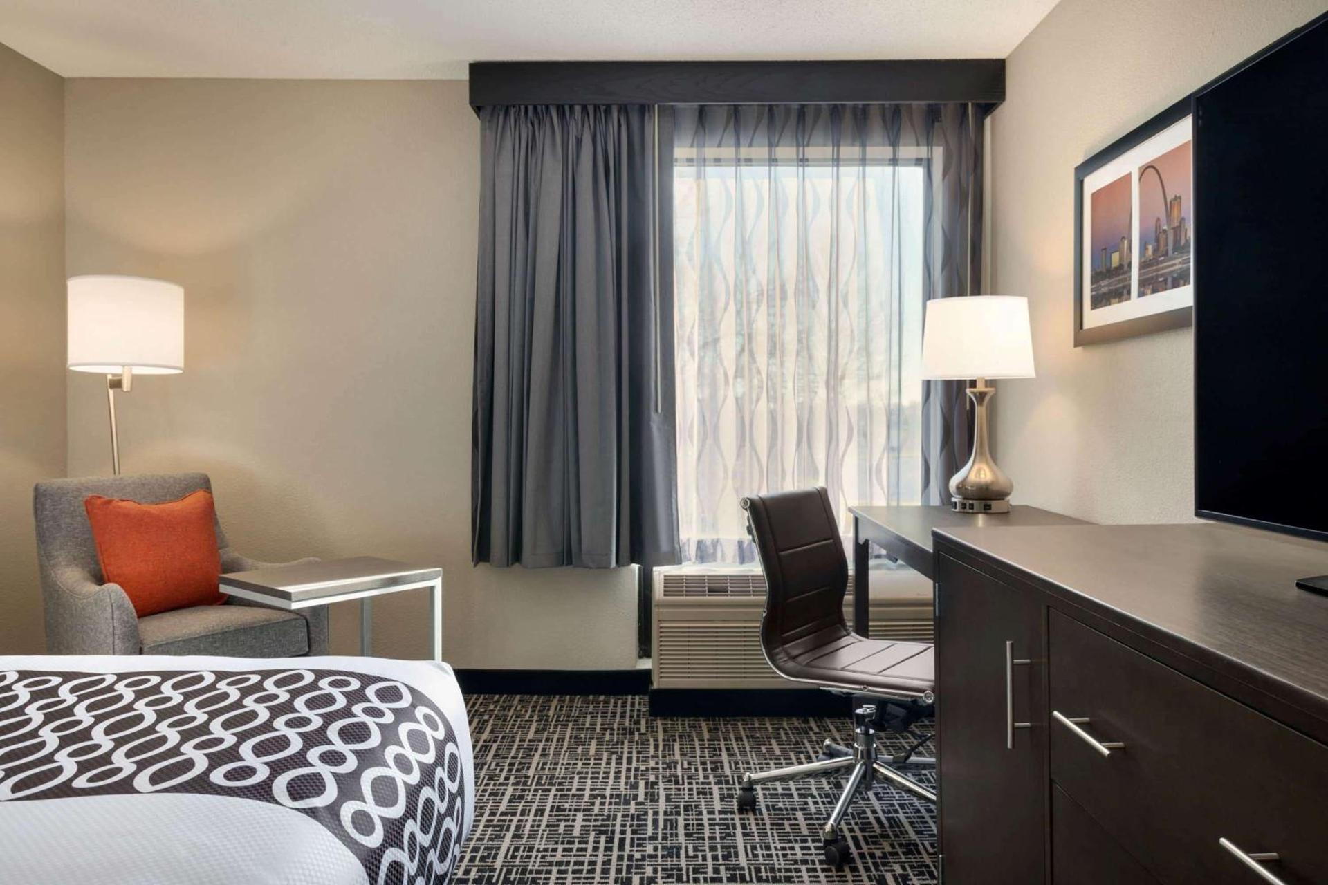 La Quinta Inn & Suites by Wyndham St Louis Route 66 photo 16