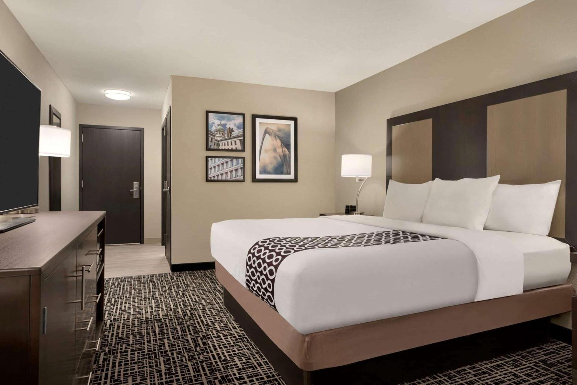 La Quinta Inn & Suites by Wyndham St Louis Route 66 photo 18