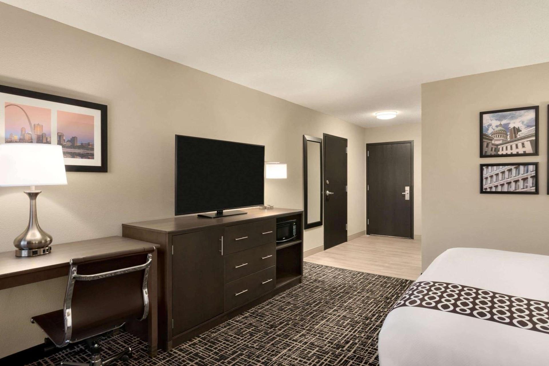 La Quinta Inn & Suites by Wyndham St Louis Route 66 photo 20