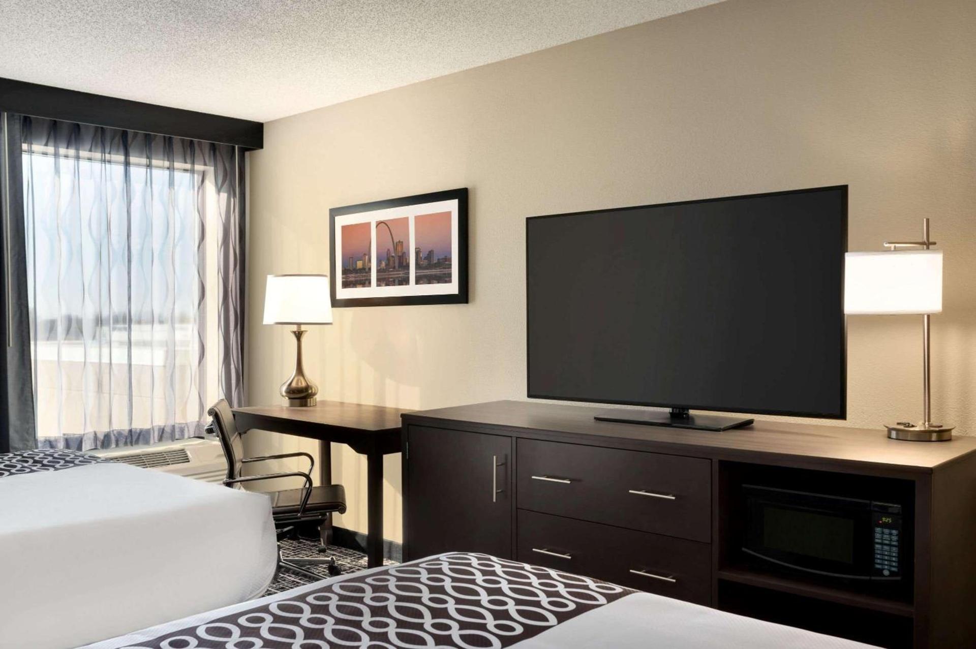 La Quinta Inn & Suites by Wyndham St Louis Route 66 photo 21