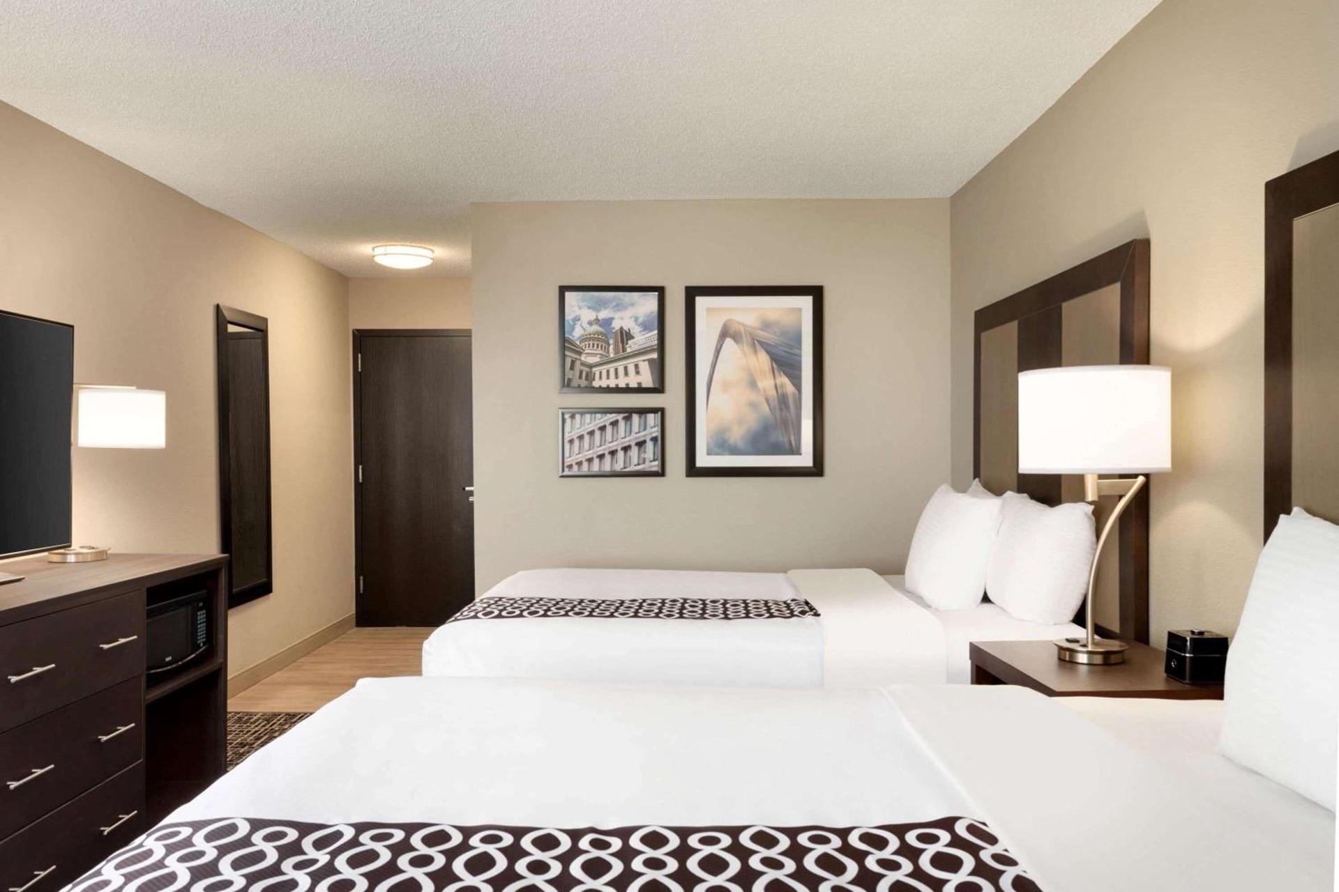 La Quinta Inn & Suites by Wyndham St Louis Route 66 photo 22
