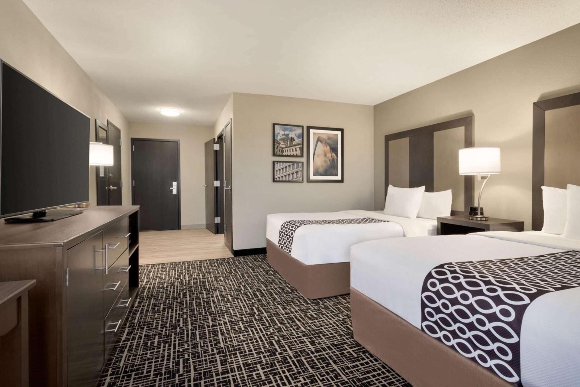 La Quinta Inn & Suites by Wyndham St Louis Route 66 photo 24